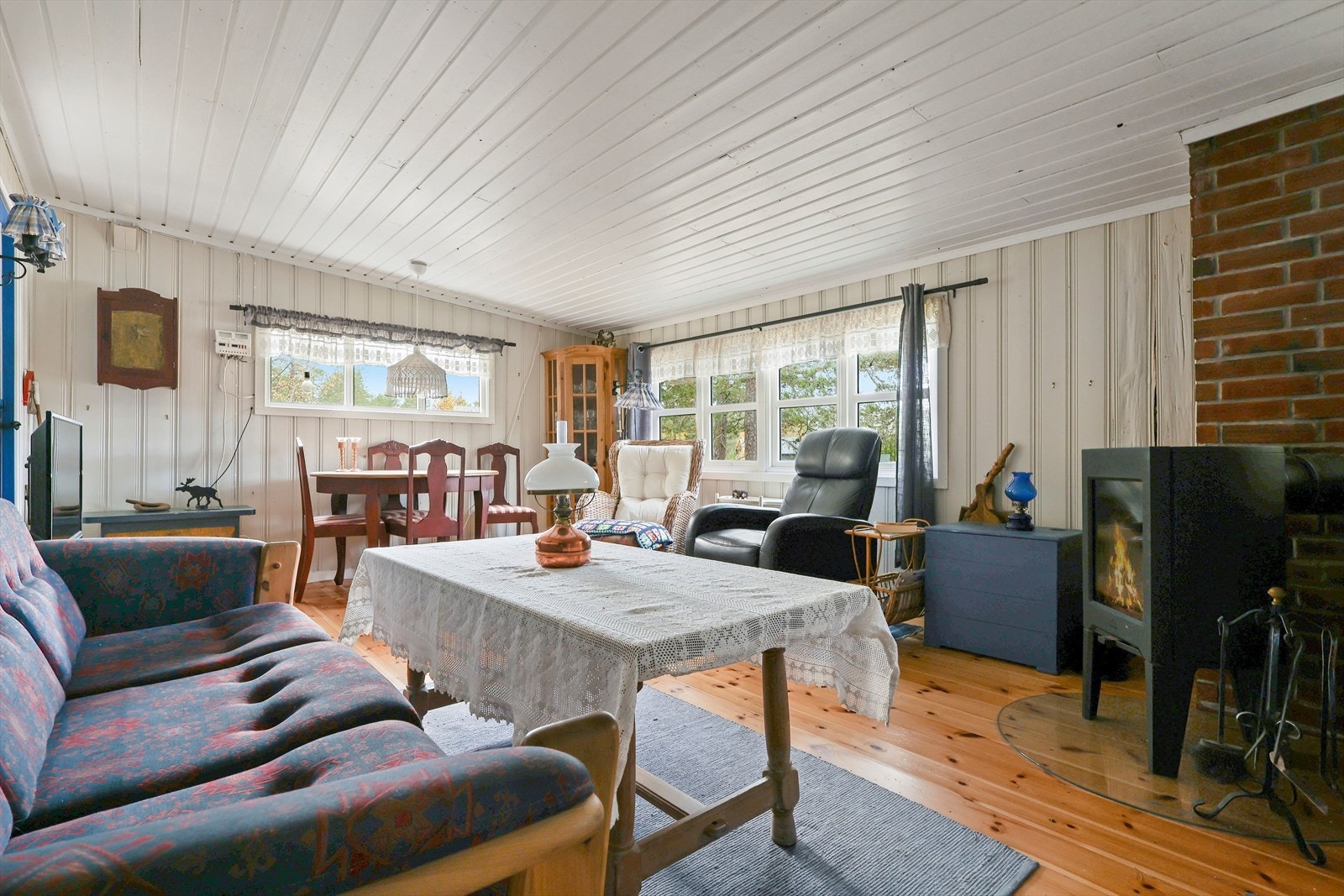 Stuen med sofa, spiseplass og lenestoler Galleribilde