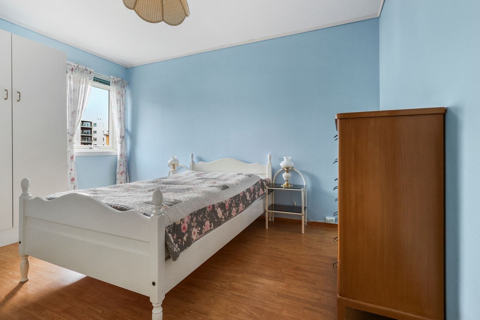 Hovedsoverom med skyvedørsgarderobe og garderobeskap Galleribilde