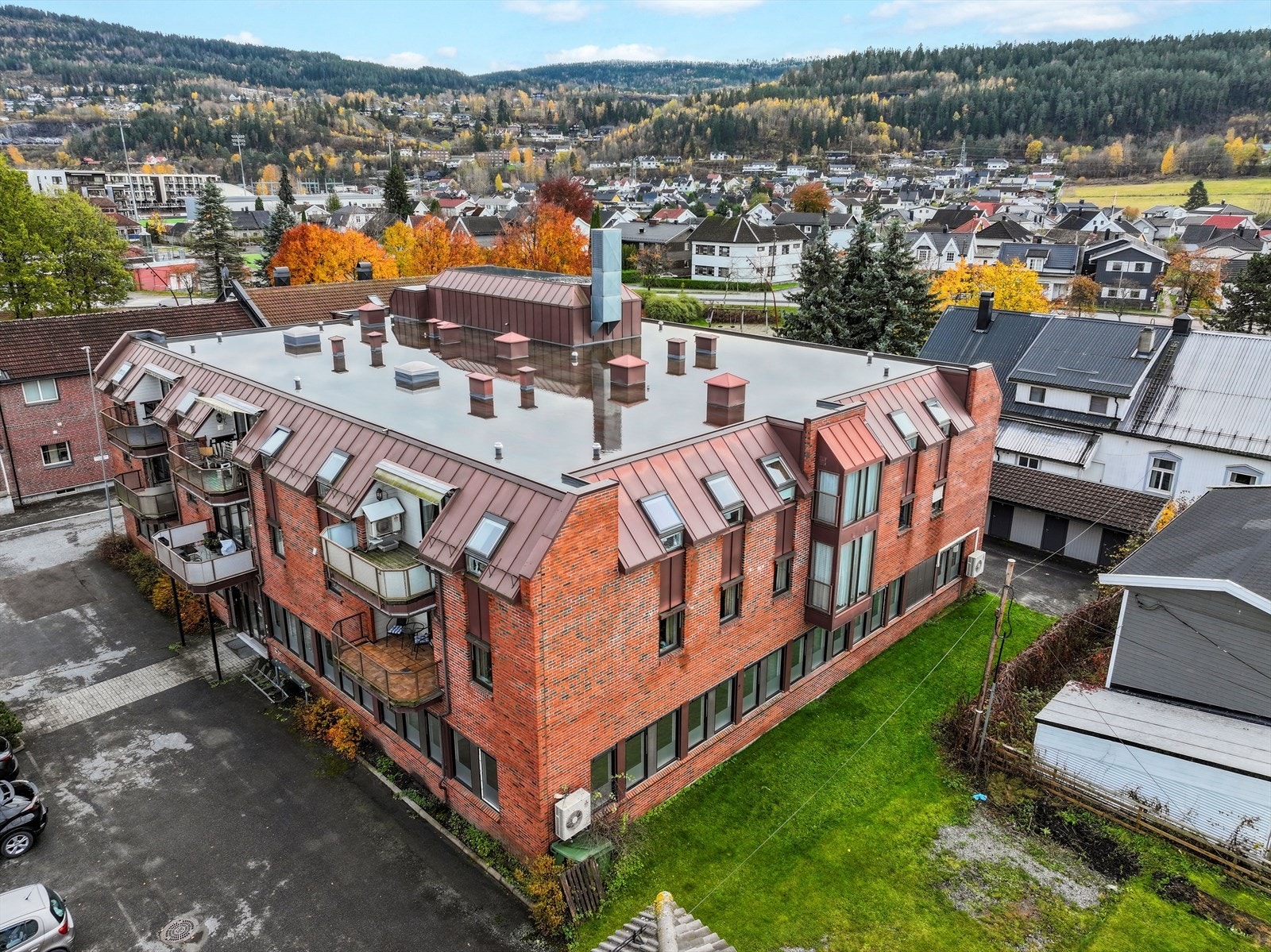 Øvre Tverrgate 7 ligger sentralt i Mjøndalen med en liten park med lekeplass i bakkant Galleribilde