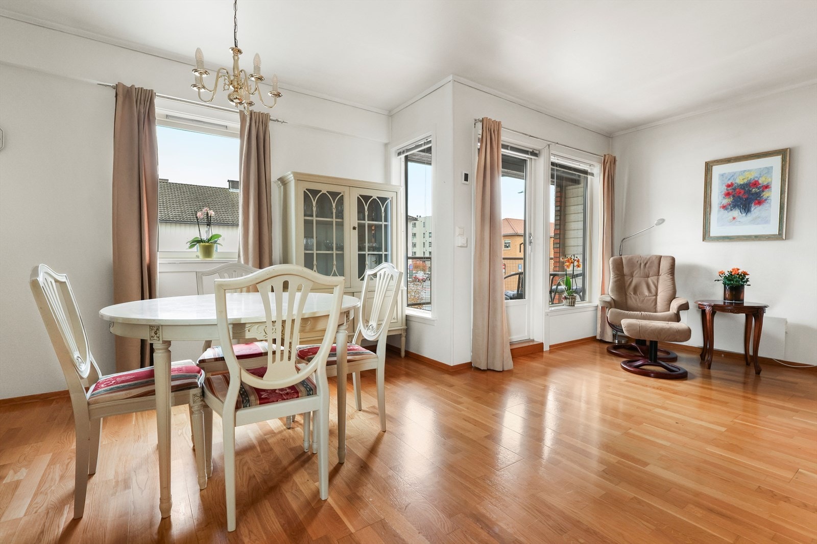 Lys og fin stue/spisestue med utgang til balkong Galleribilde