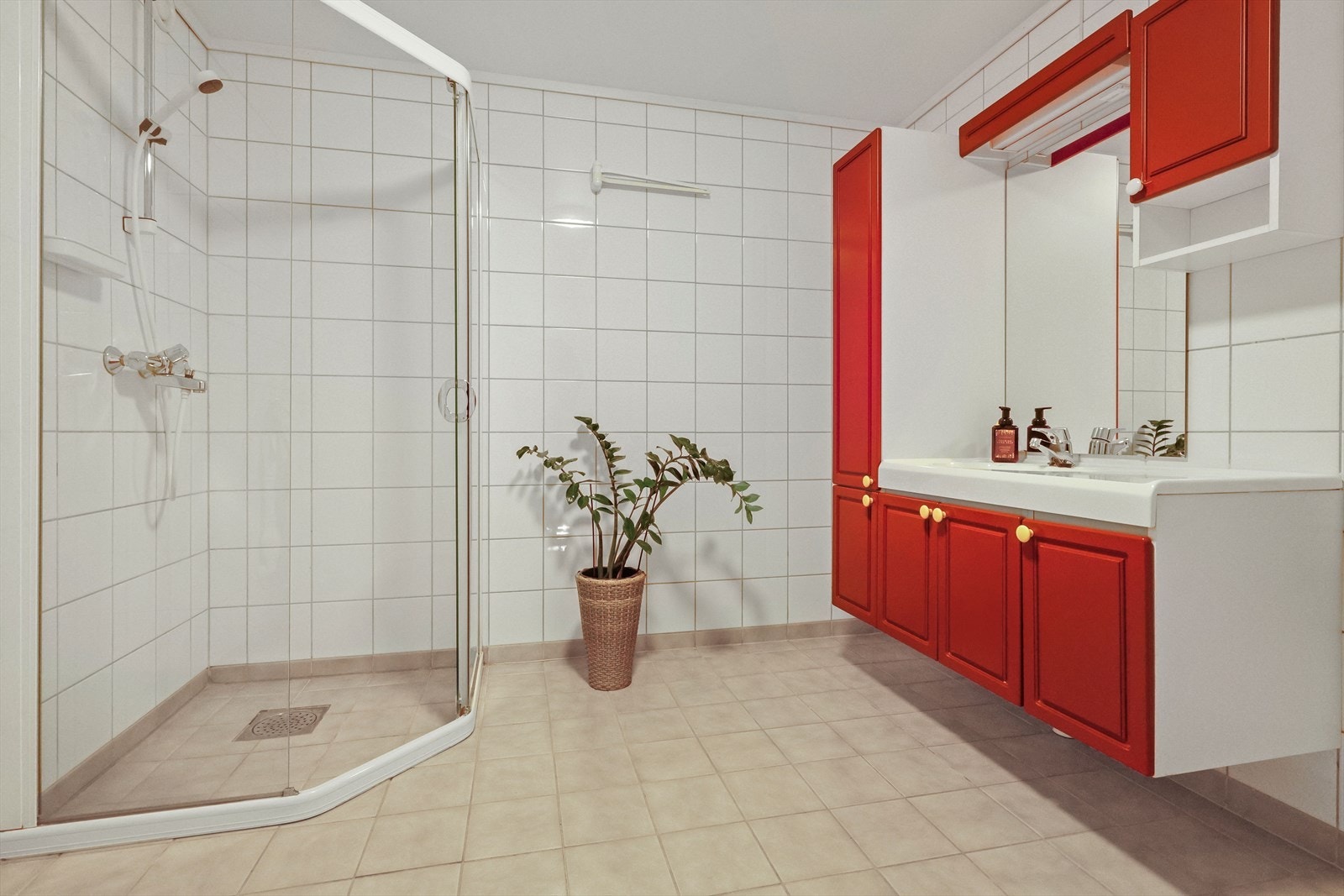 Flislagt bad/wc/vaskerom med profilert innredning, dusjhjørne og wc. Opplegg og god plass til vaskemaskin. Galleribilde