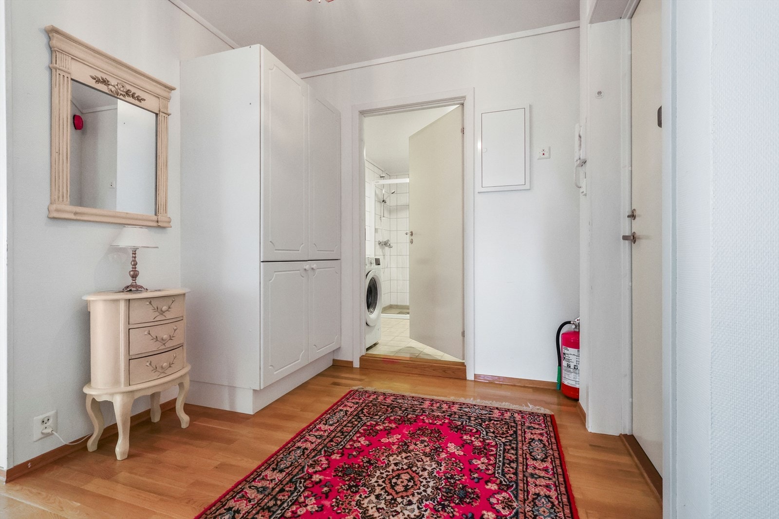 Velkommen inn i en romslig entré med garderobe Galleribilde