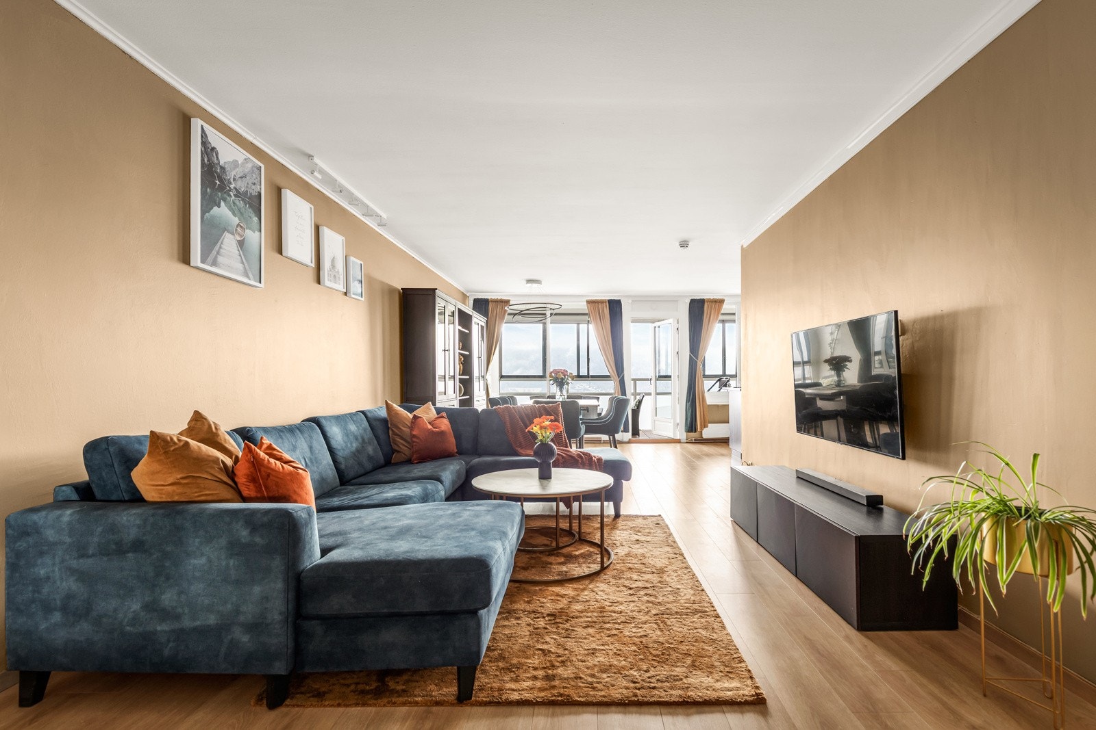 Stuen har god plass til både sofagruppe og spisebord. Galleribilde