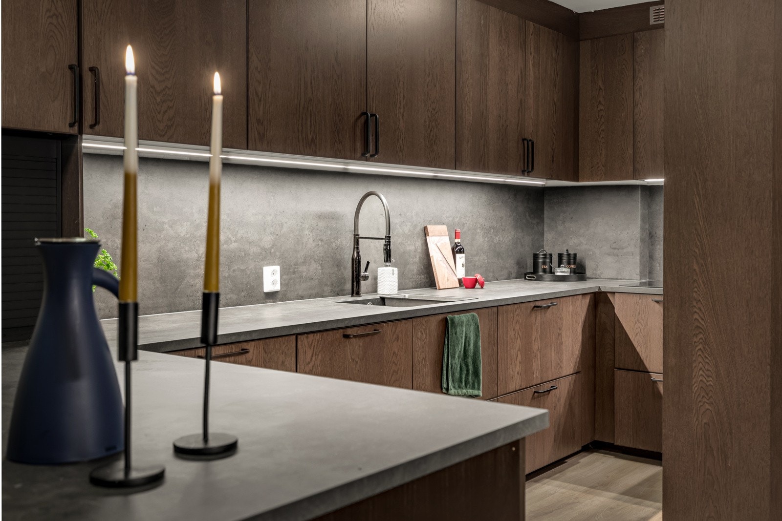 Moderne og tidsriktig kjøkken med mørke innslag. Galleribilde