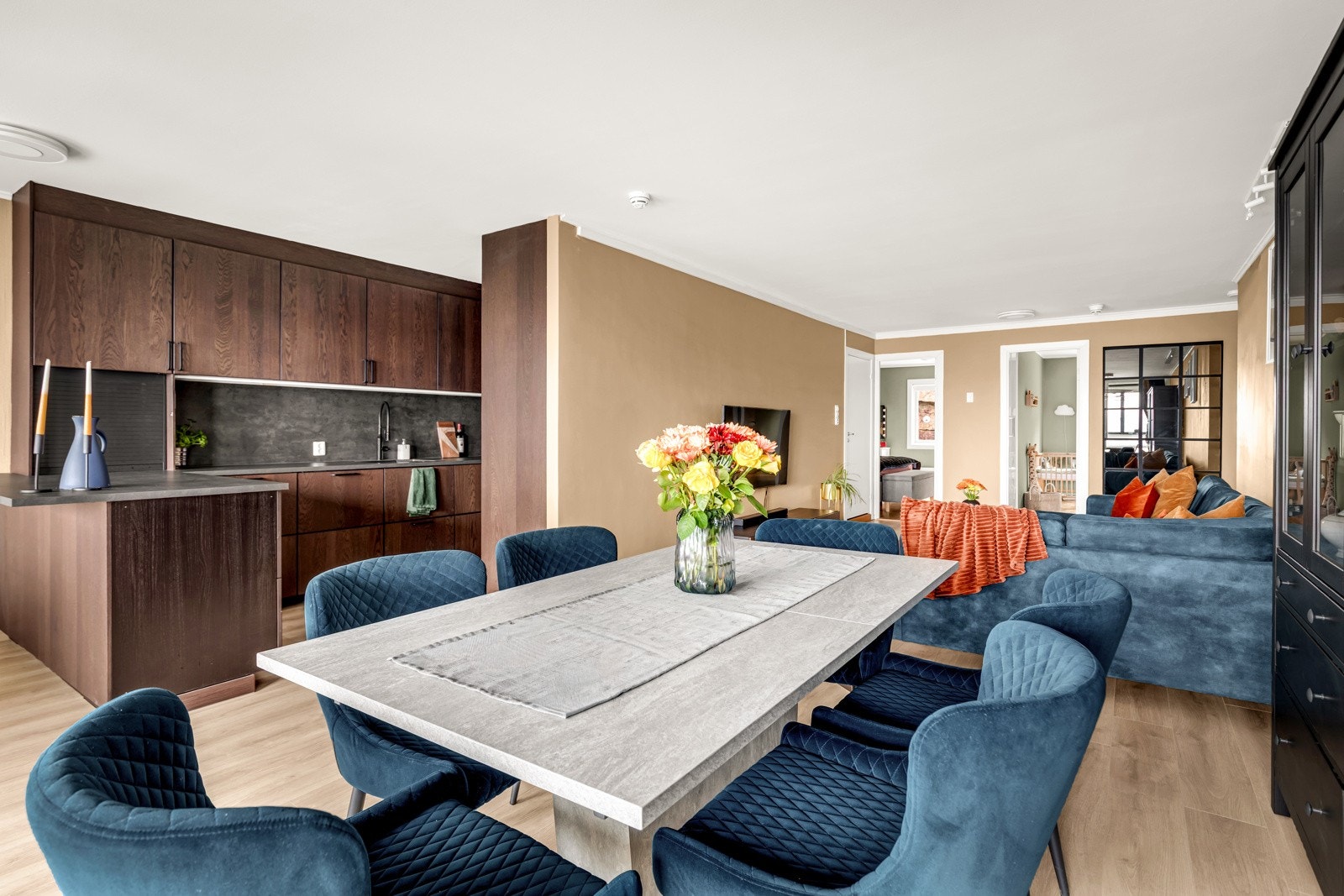 Fargene i stuen skaper en myk og behagelig atmosfære. Galleribilde