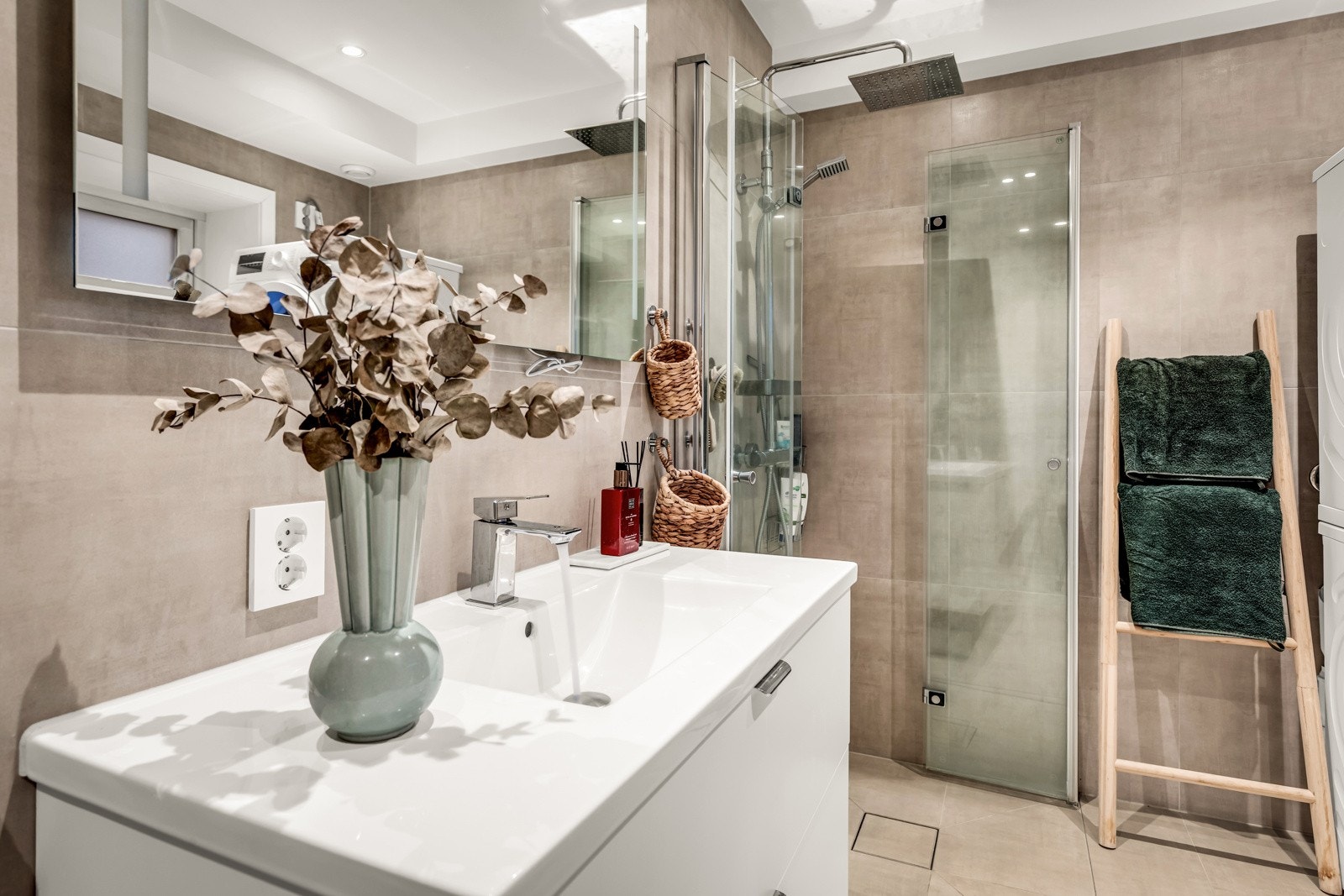 Bad med lyse fliser og behagelig gulvvarme. Galleribilde