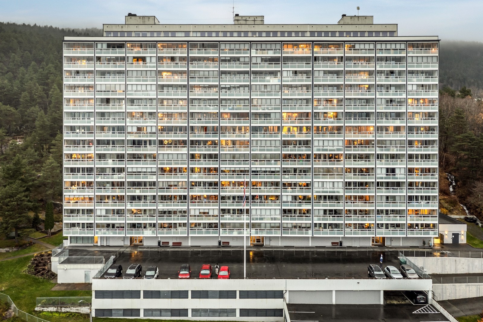 Oppvarming skjer med elektrisitet og vannbåren varme i radiatorer fra fellesanlegg. Galleribilde