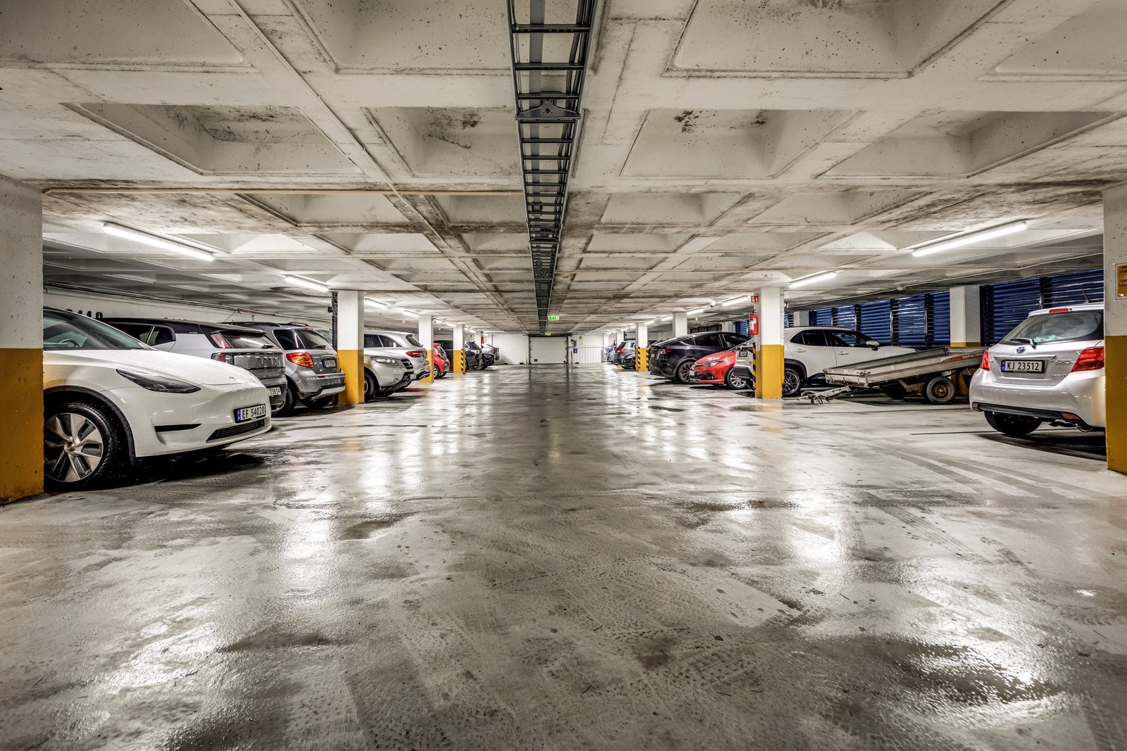 Leiligheten har parkeringsplass i garasjeanlegg i blokka med elbil-lader. Galleribilde