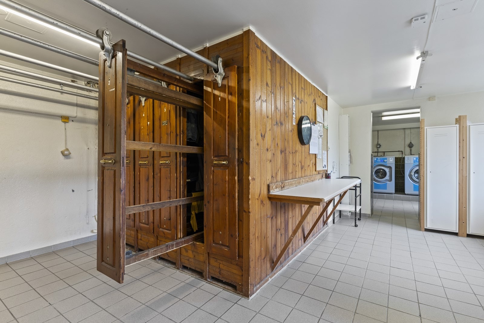 Ved behov er det romslig fellesvaskeri med tørkemuligheter, samt vaskemaskiner og tørketromler med industrikvalitet Galleribilde