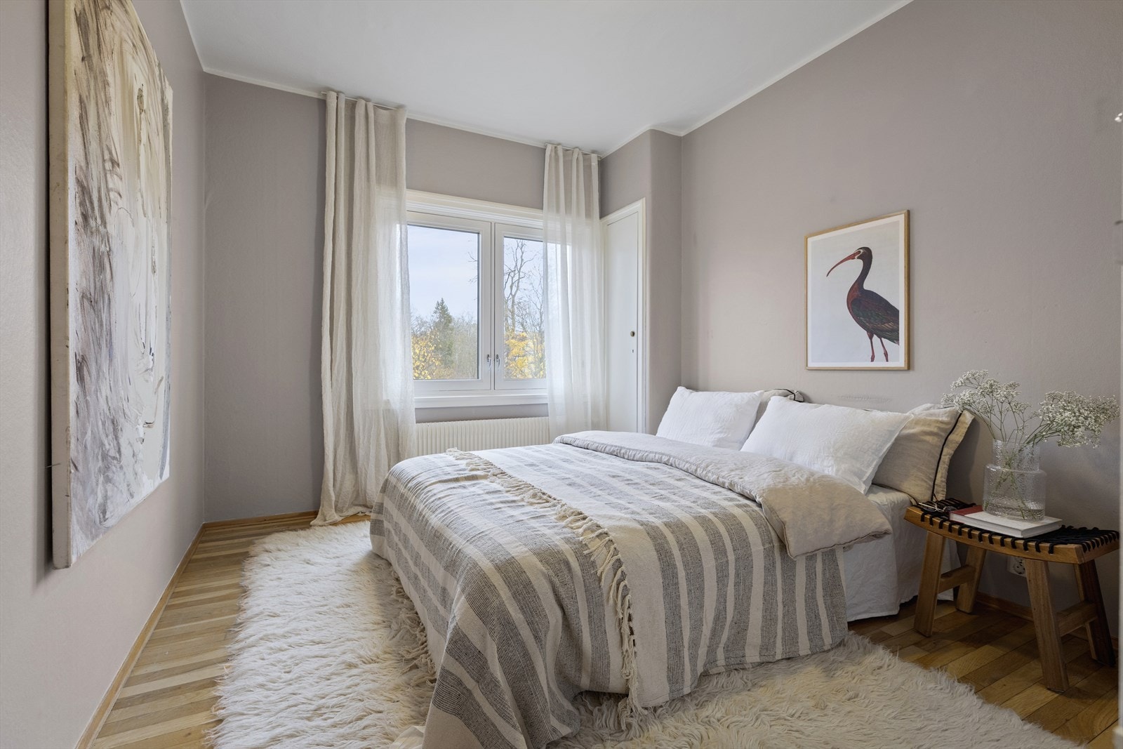 Romslig hovedsoverom med plassbygget originalt skap Galleribilde