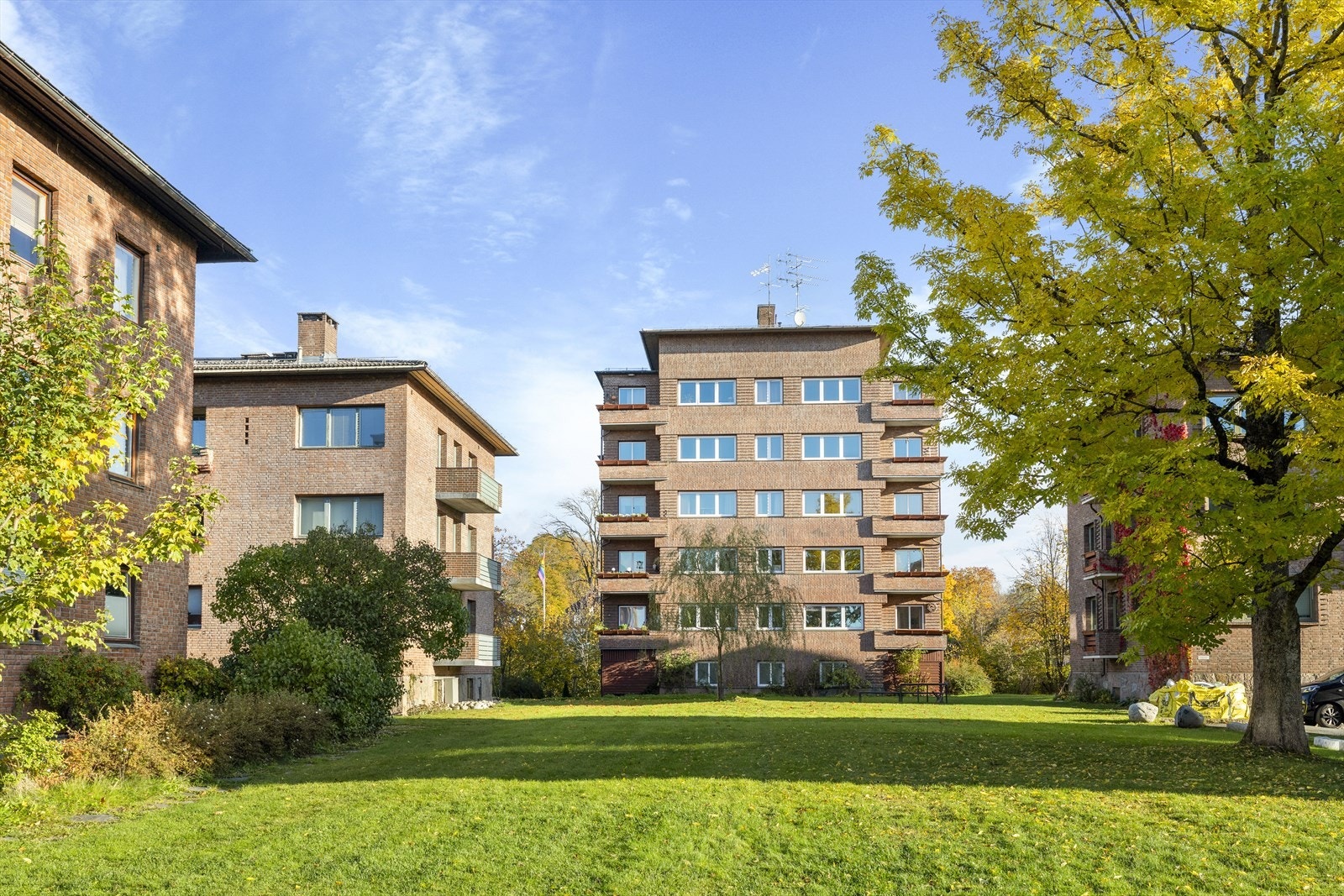 Eksklusiv og usjenert beliggenhet - som "Kongen på haugen" innerst i blindvei, med Frognerelva og grønne omgivelser rett utenfor døren. Høstbilde Galleribilde