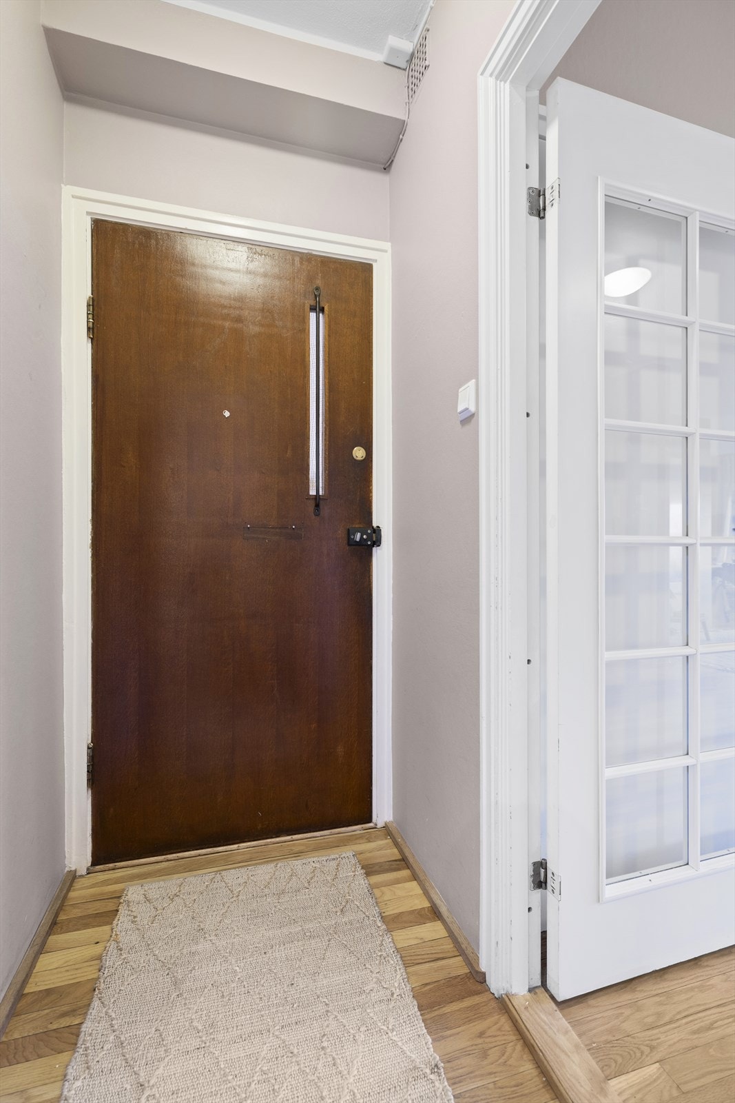 Entré. Gode fasiliteter i bygget som heis, fellesvaskeri, barnevognparkering, felles smørebod/verksted (under etablering), samt utvendig sykkelparkering Galleribilde