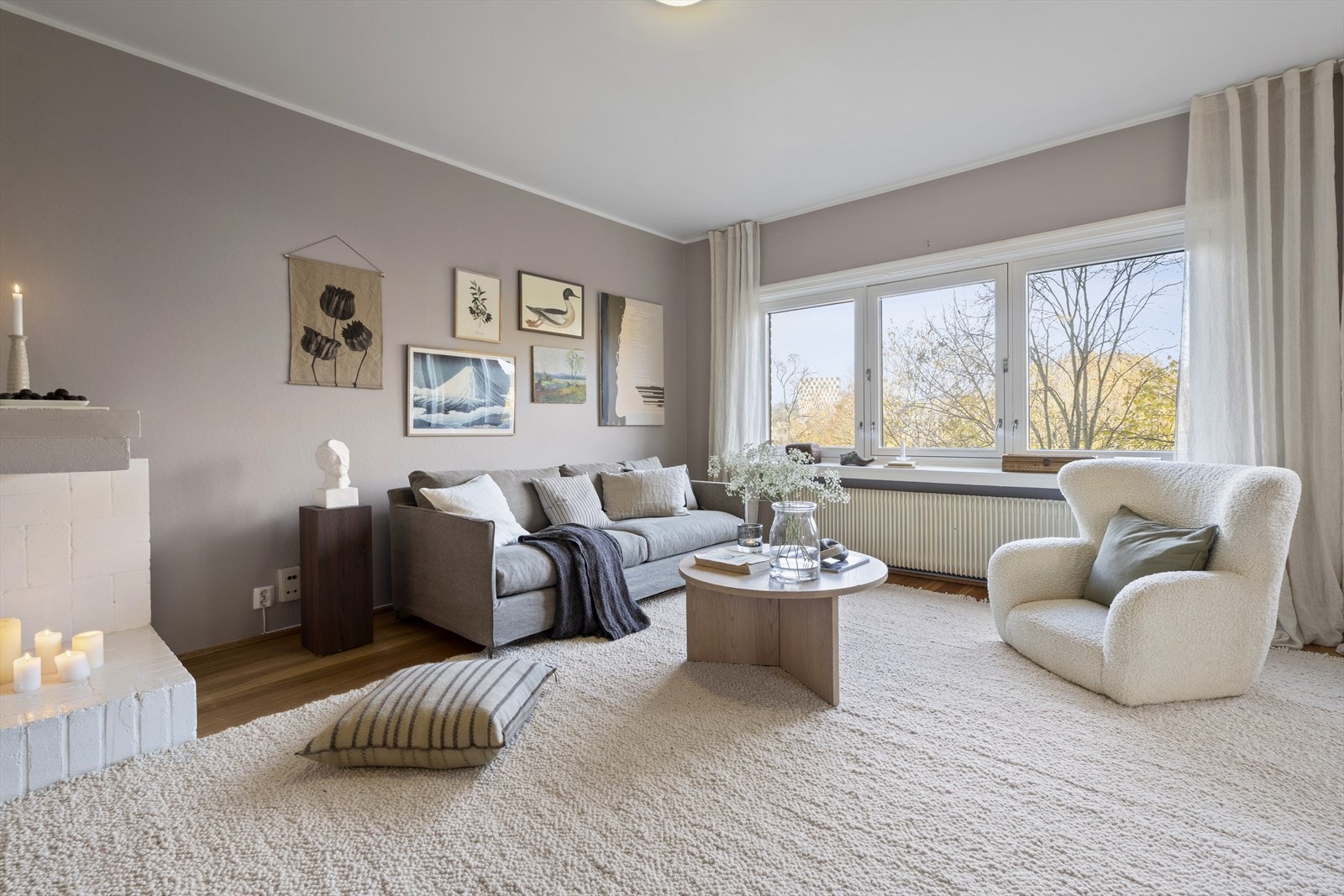 Store og mange vinduer mot vest gir godt med naturlig lys og en god romfølelse Galleribilde