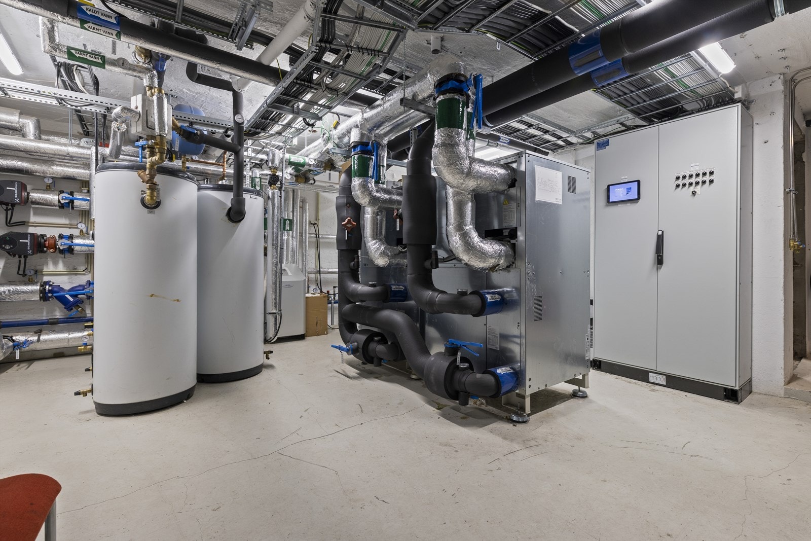 Deler av teknisk rom i kjeller. Stor investering med nytt moderne varmeanlegg i 2324 som henter varme fra 9 energibrønner. Ingen fellesgjeld i borettslaget Galleribilde