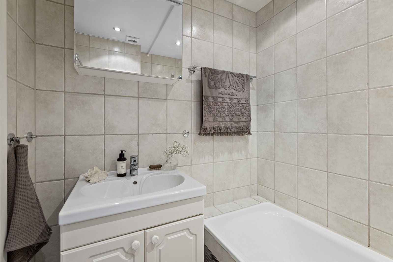 Servant med underskap i tillegg til speilskap Galleribilde