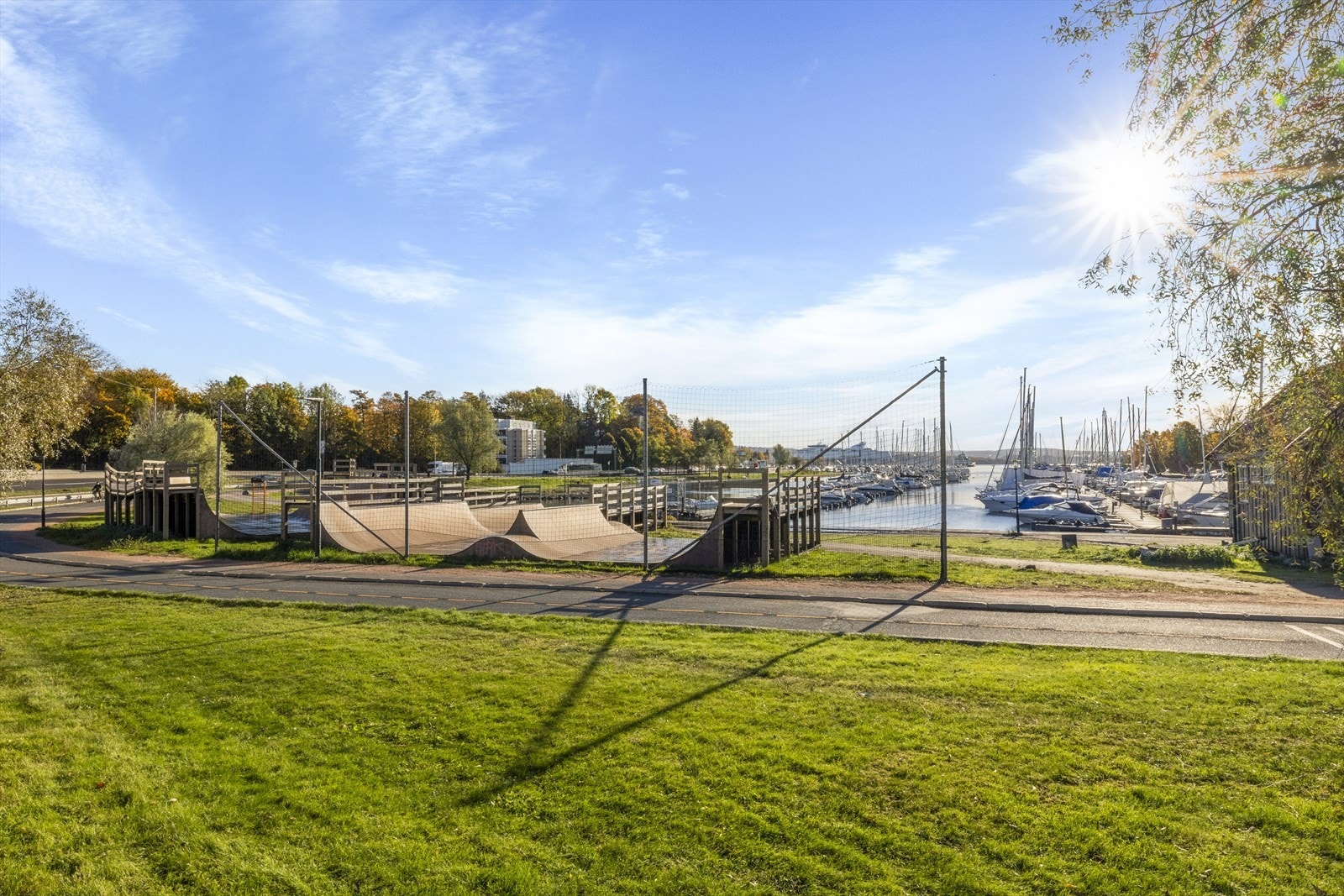 Går man nedover fra eiendommen er det kort gangavstand til Frognerkilen med blant annet kyststier og turveier Galleribilde
