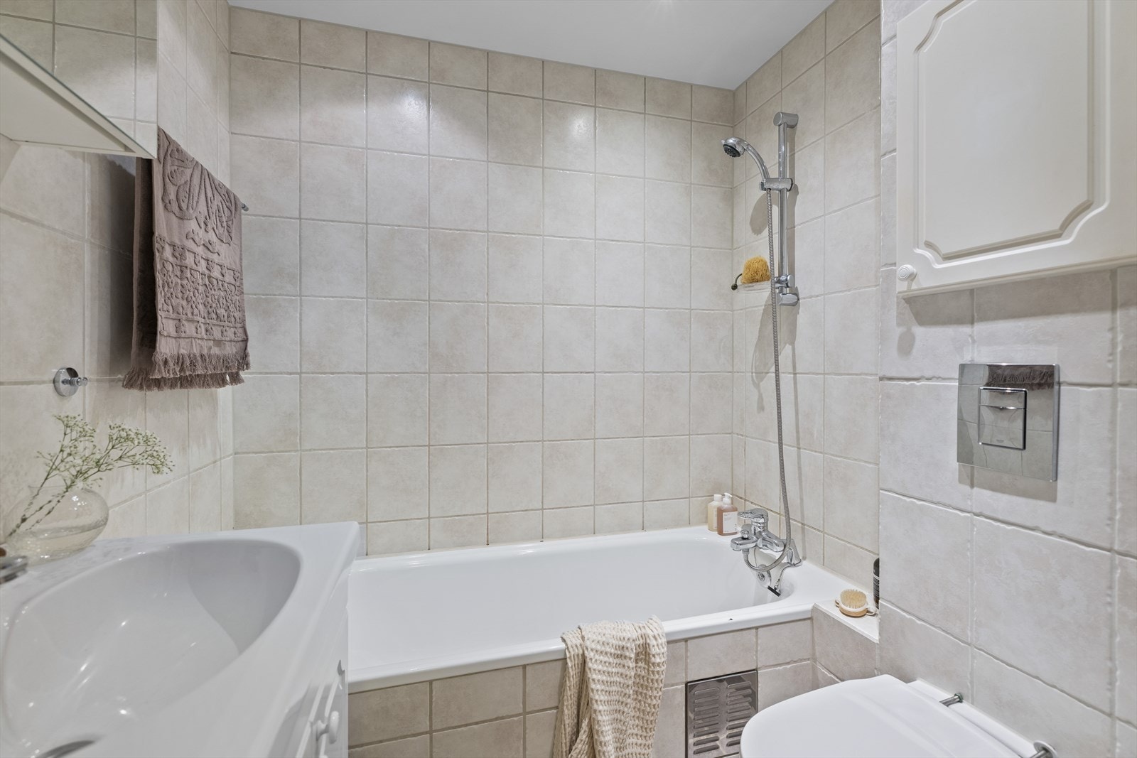 Flislagt bad. Bruk av badekar er en god og trygg løsning som fører vann direkte ned i sluk Galleribilde