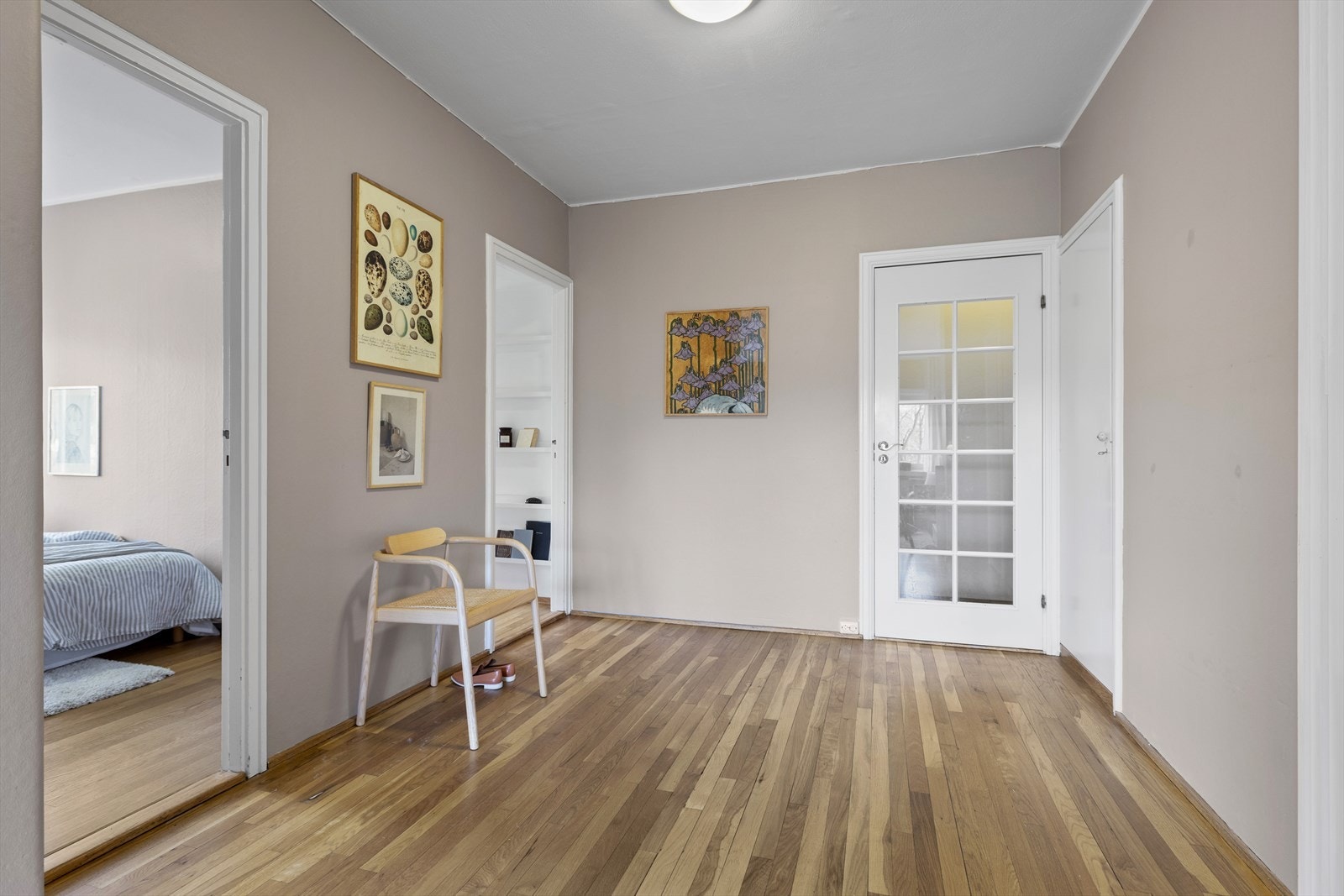 Legg merke til de originale gulvene og innfelte skapene Galleribilde