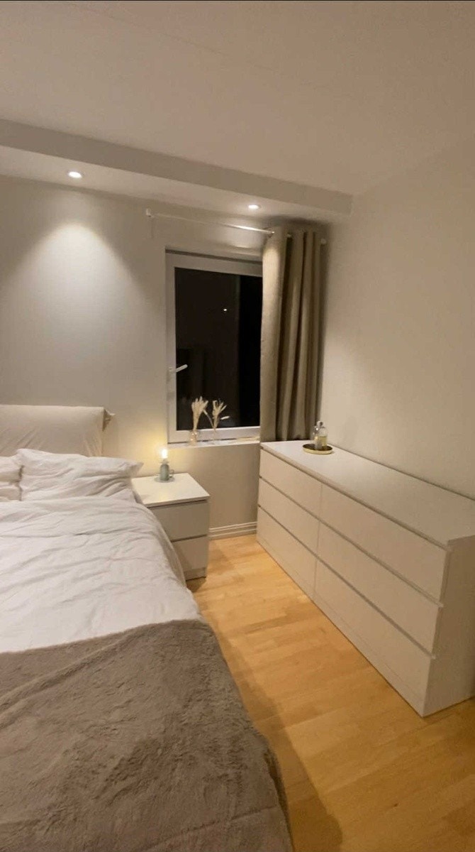 Det ledige rommet. Kommoden kan kjøpes. Galleribilde