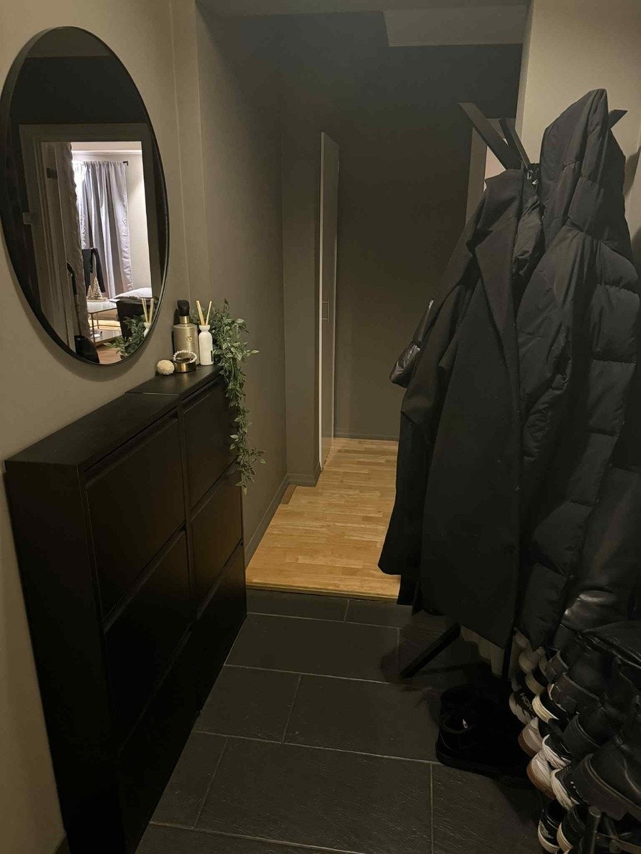 Entre. Viser liten innebod til venstre lengre inn. Galleribilde