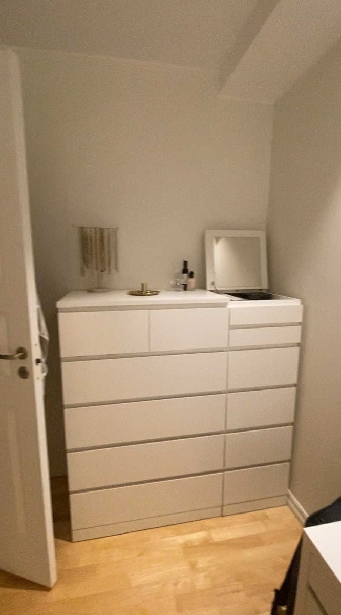 Det ledige rommet. Disse kommodene kan kjøpes. Galleribilde