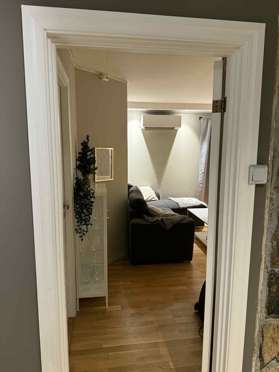 Utsikt fra gangen til stuen. Det ledige soverommet er til venstre. Galleribilde