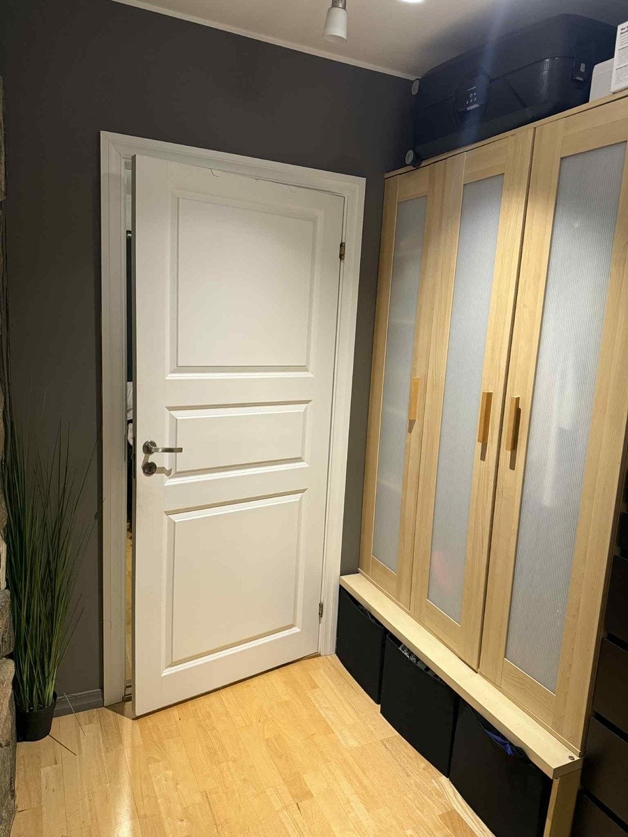 Gang og felles oppbevaring, samt dør inn til mitt rom. Galleribilde