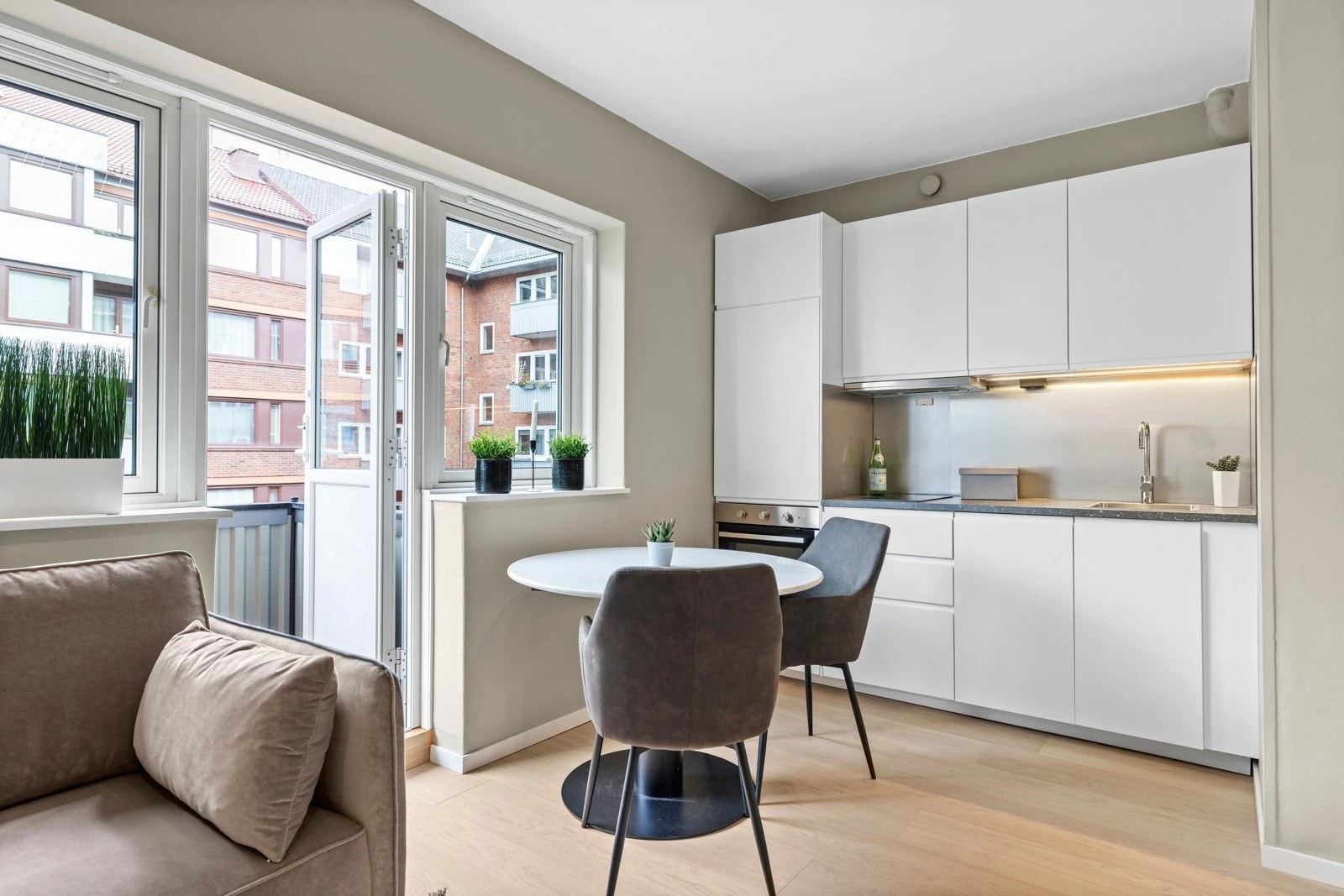 Utgang til koselig balkong fra stue. Galleribilde