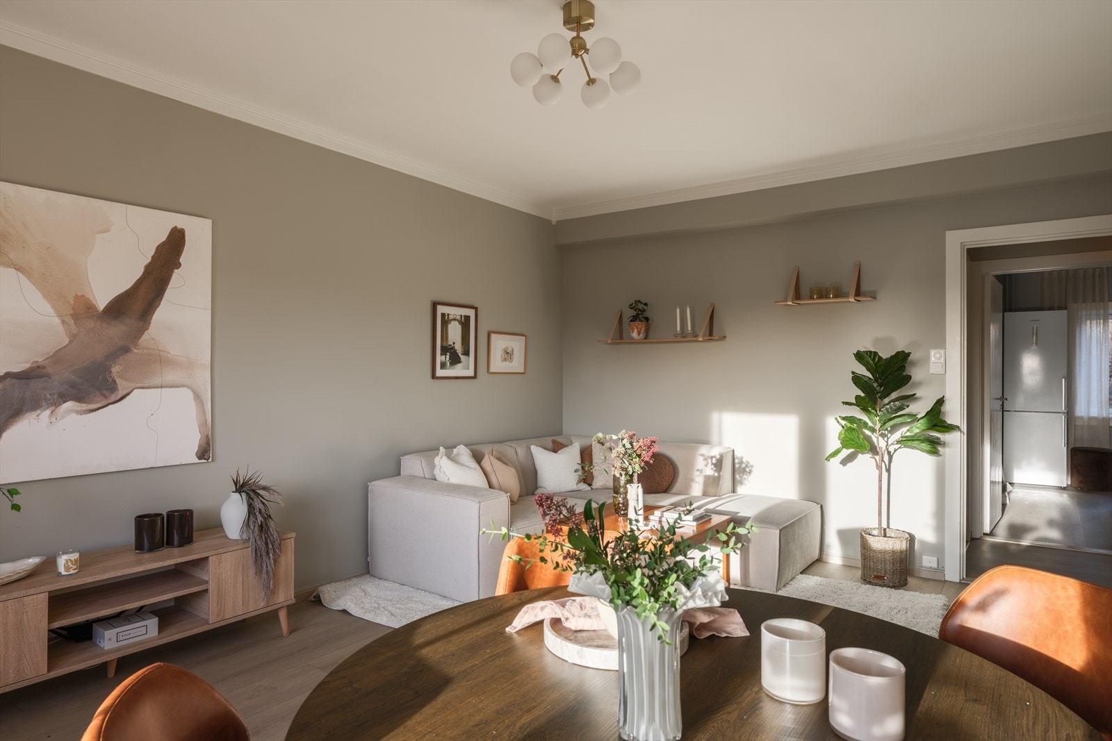 Pene overflater og delikate fargevalg er gjennomgående. Galleribilde