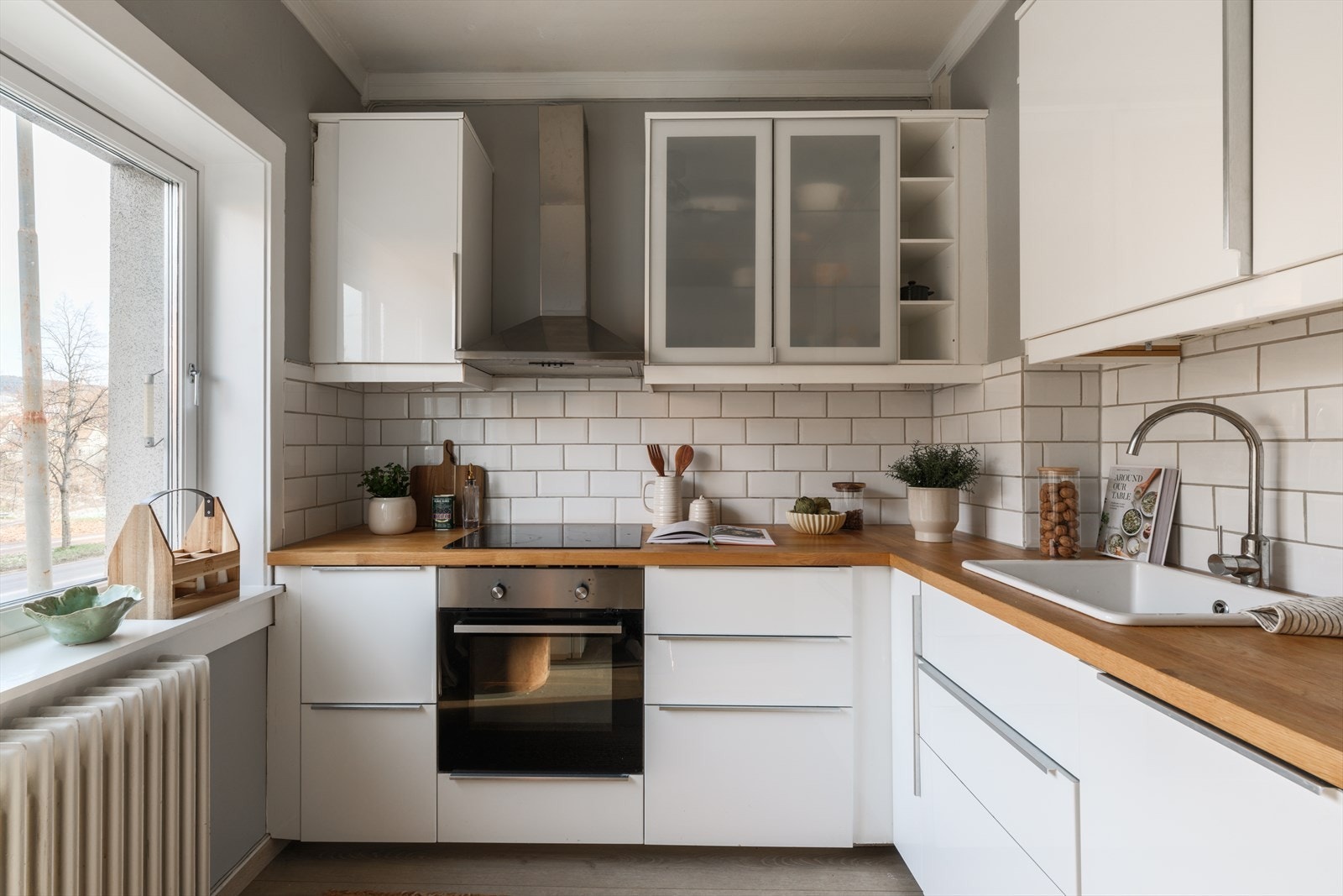 Innredet med komfyr, kjøleskap og benkeplate av tre, samt rikelig med skuffer- og skapplass. Galleribilde