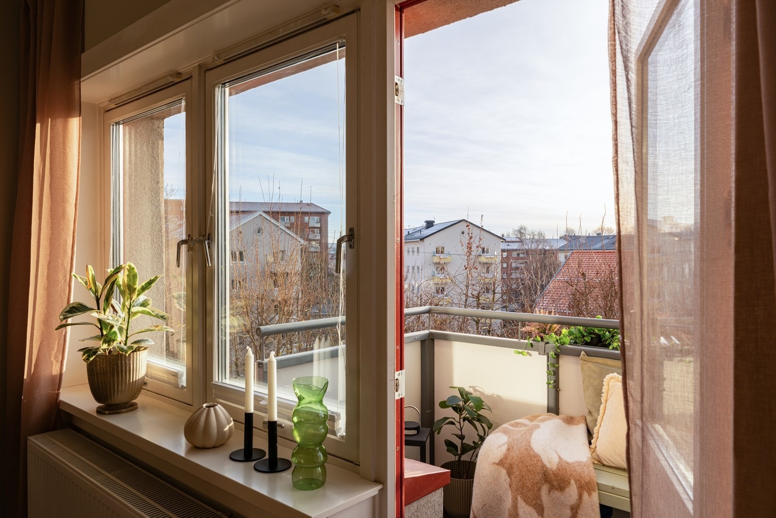 Fra stuen er det utgang til herlig solrik balkong på 4 m². Galleribilde