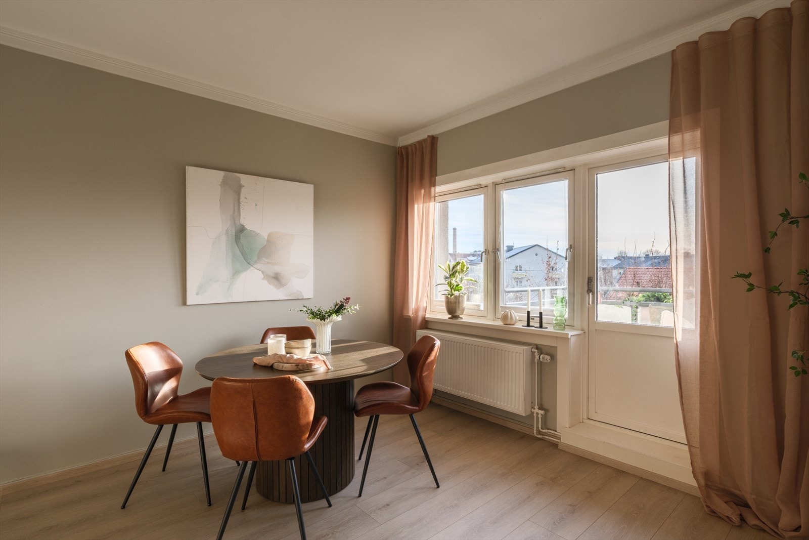 Stuen er romslig med god plass til spiseplass for flere gjester. Galleribilde