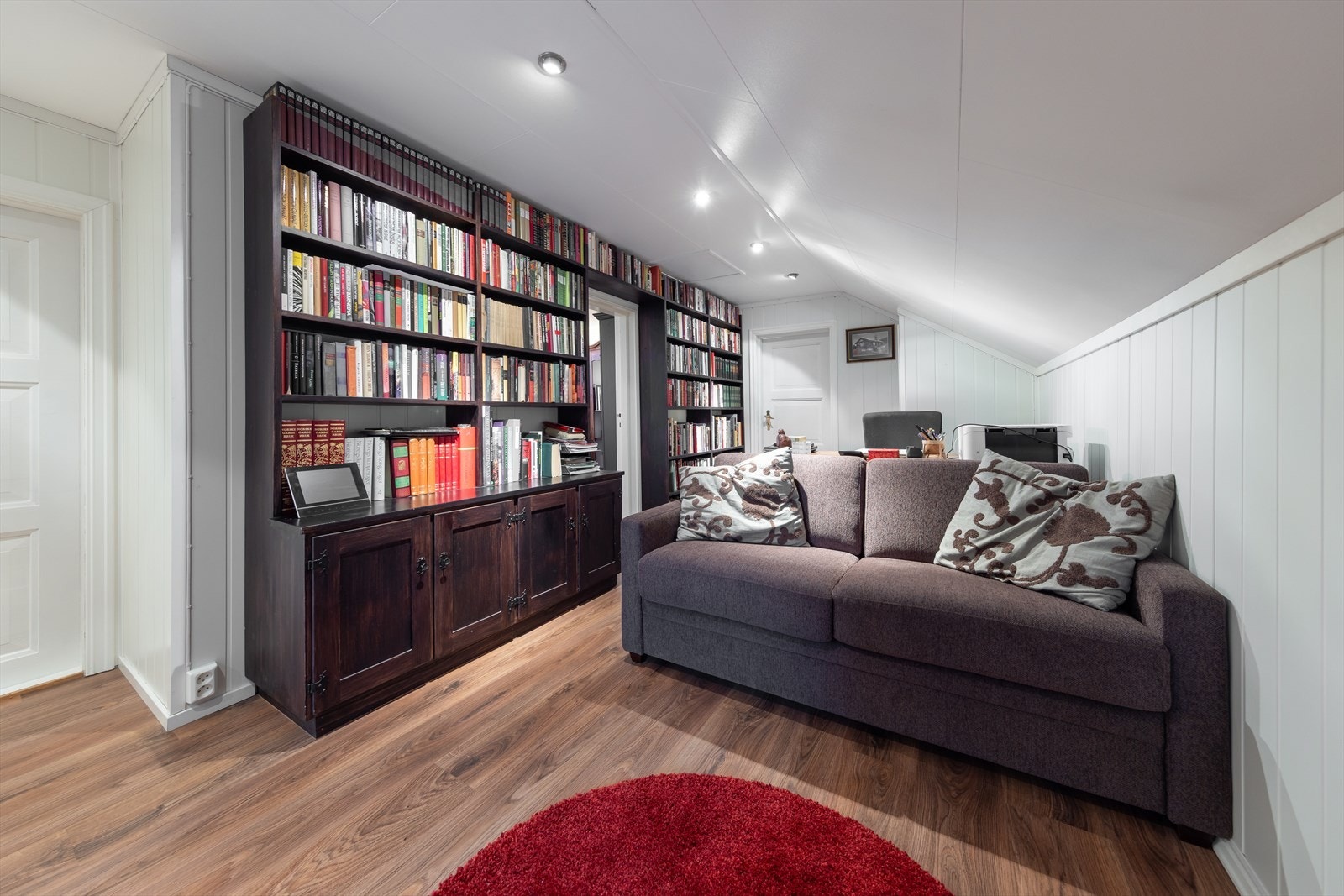 Svært praktisk etasje med loftstue og tre soverom Galleribilde