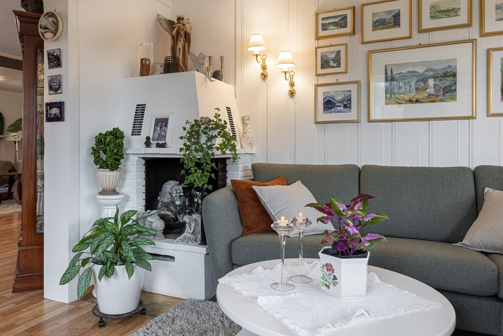 Koselig peisstue i 1.etg med utgang til terrassen Galleribilde