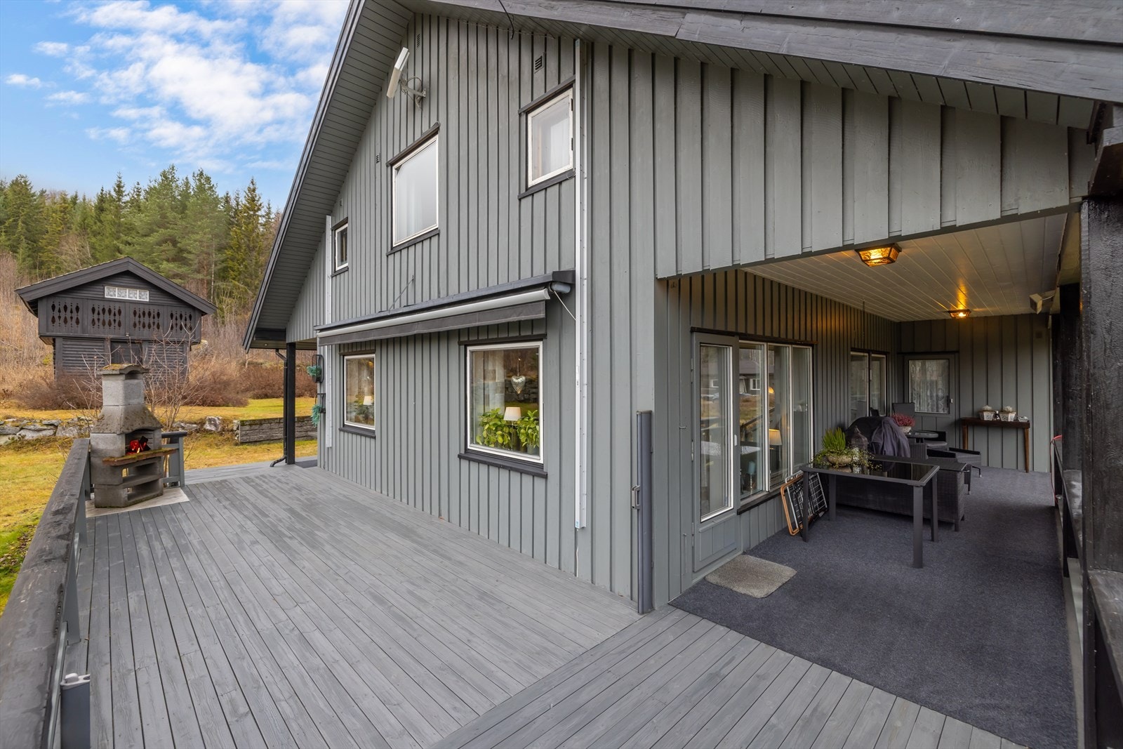 Hyggelig terrasse med utepeis Galleribilde