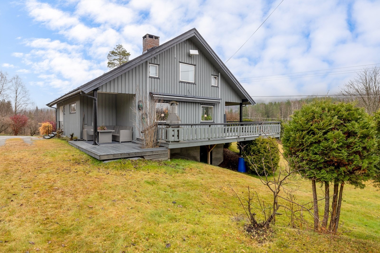 Hyggelig hus med stor terrasse som strekker seg fra nord til sør Galleribilde