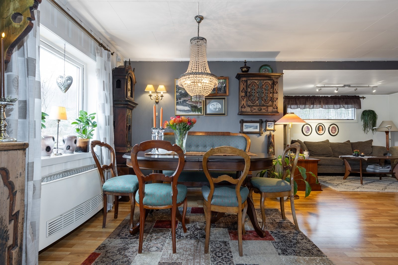 Spisestue med sørøst Galleribilde