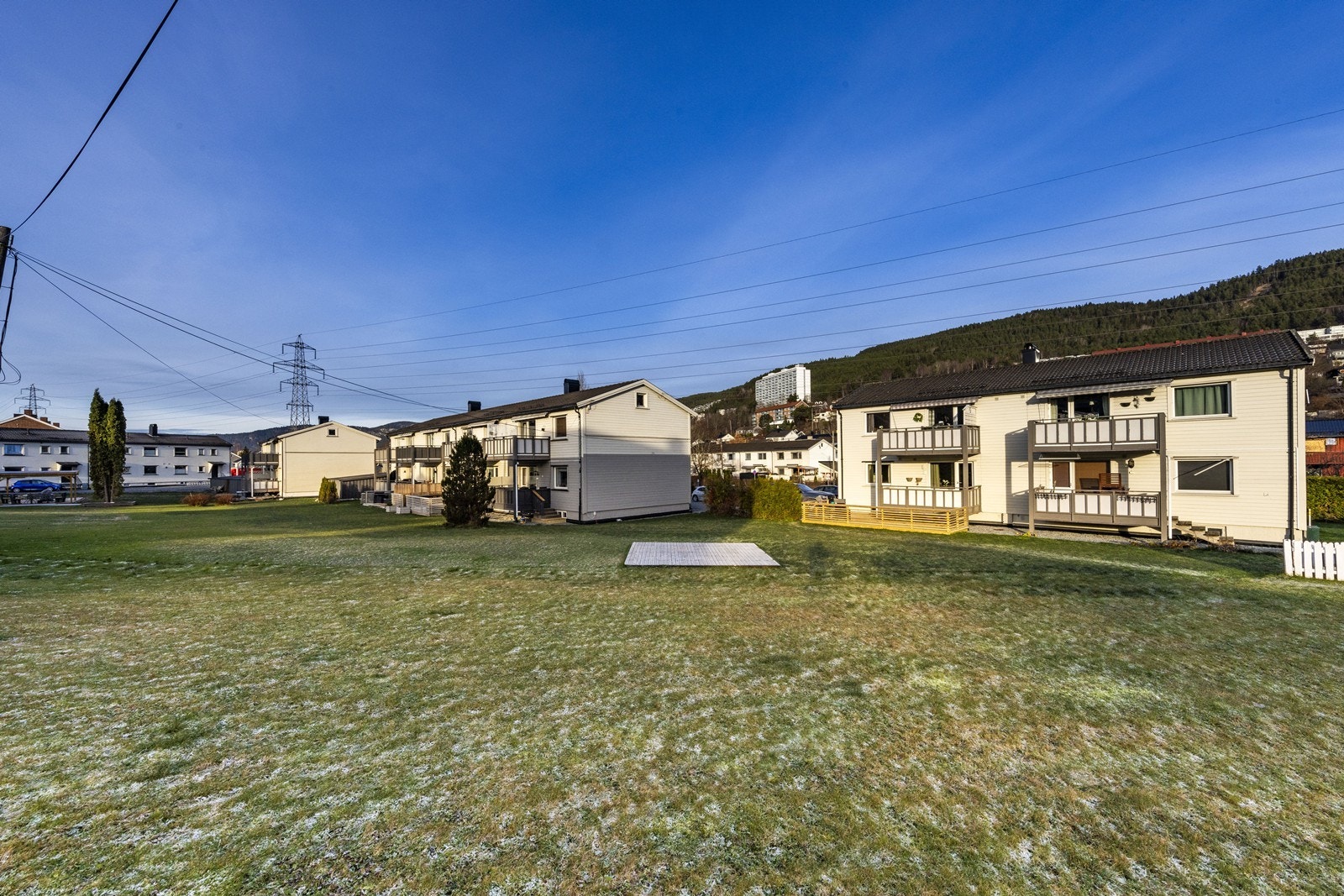 Felles tomt opparbeidet med plen, busker/beplantning og gruset gårdsplass. Parkering i felles gårdsplass. Galleribilde