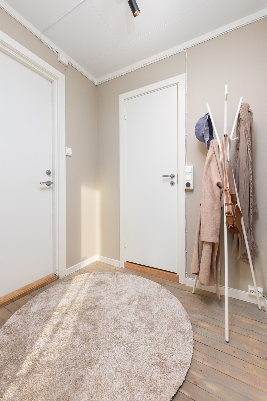 Velkommen inn til en lys entré. Galleribilde