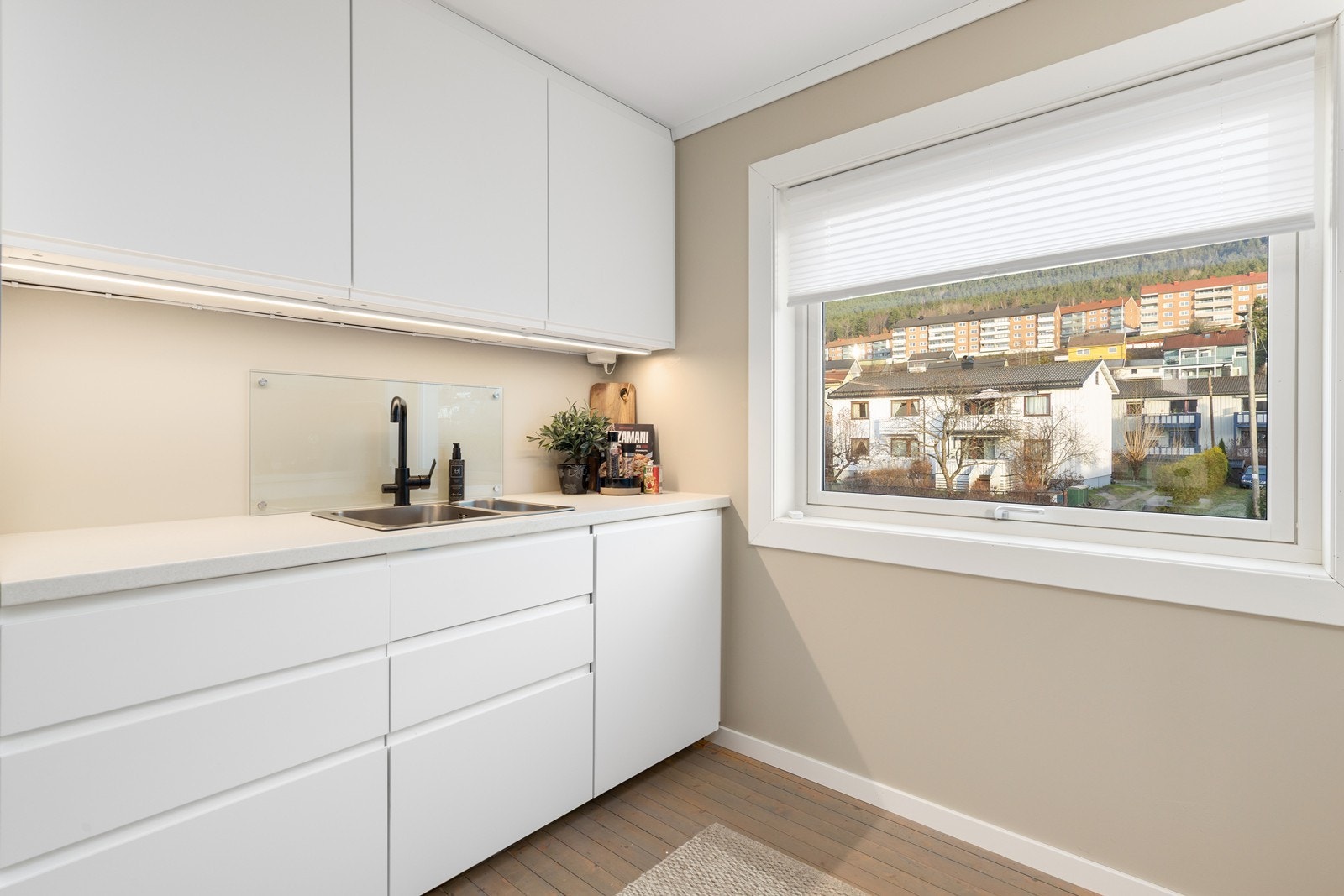 Med stilrene materialer og funksjonelle løsninger er kjøkkenet både elegant og brukervennlig. Galleribilde