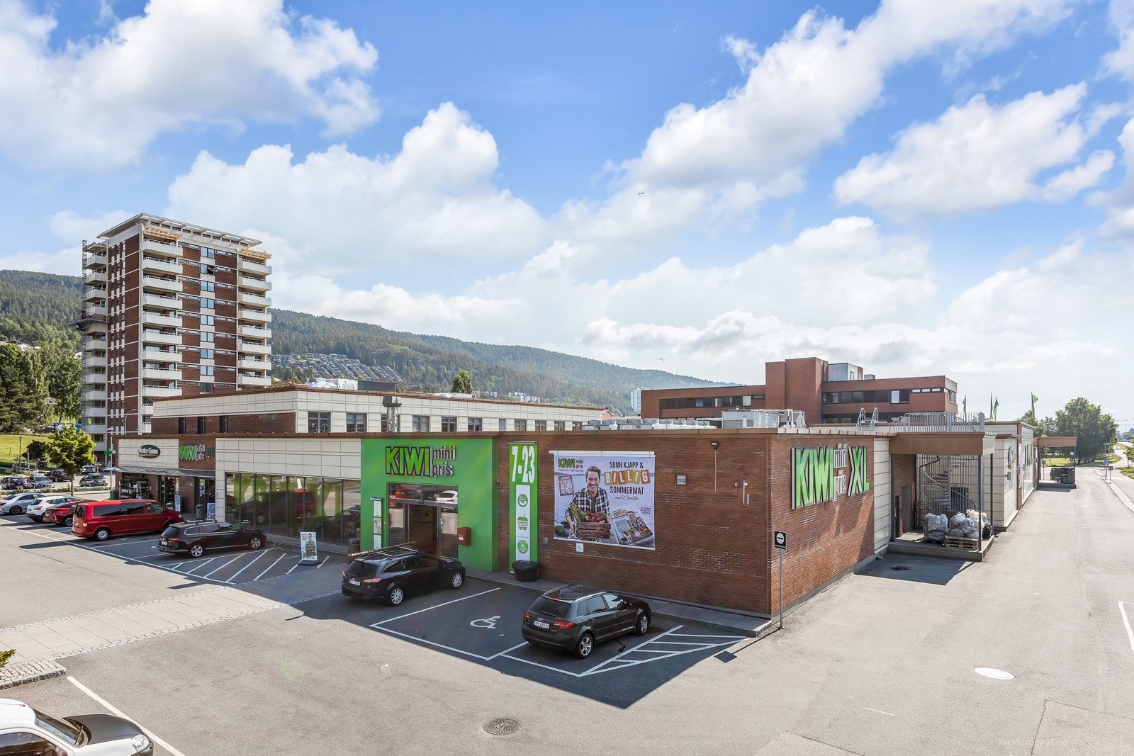 Kort vei til en av flere matbutikker i området. Galleribilde