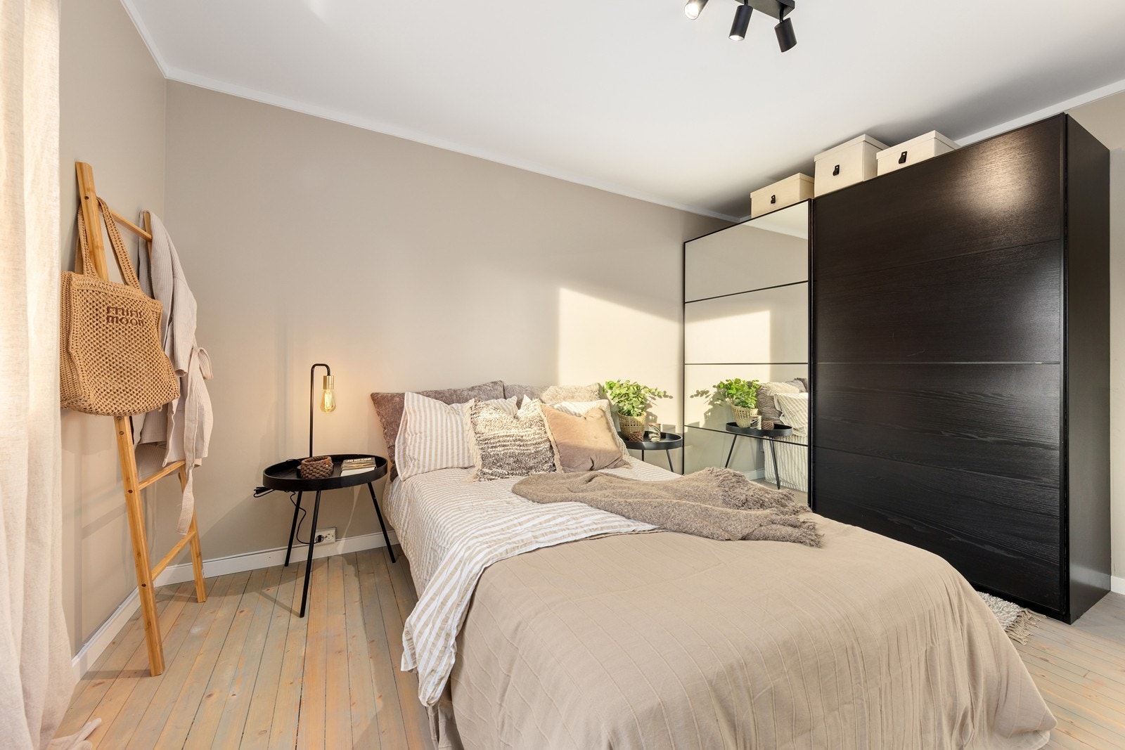 Soverommet er innredet med dobbeltseng med tilhørende nattbord og skyvedørsgarderobe. Galleribilde