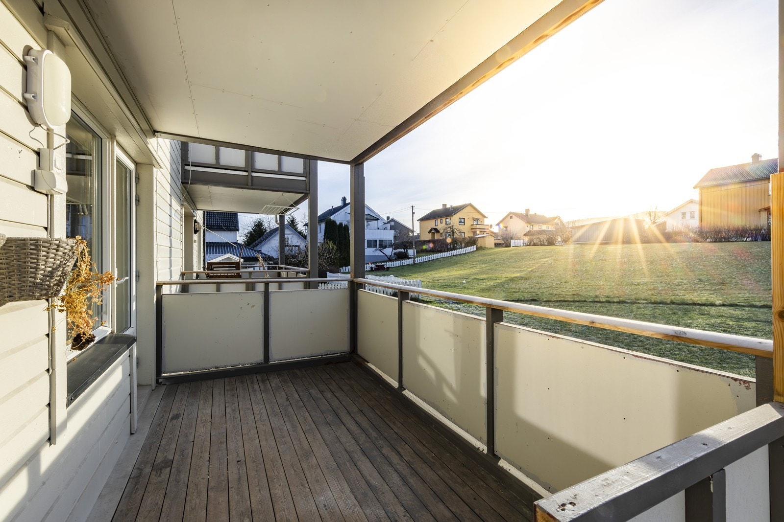 Fra stuen er det direkte utgang til en hyggelig balkong. Galleribilde