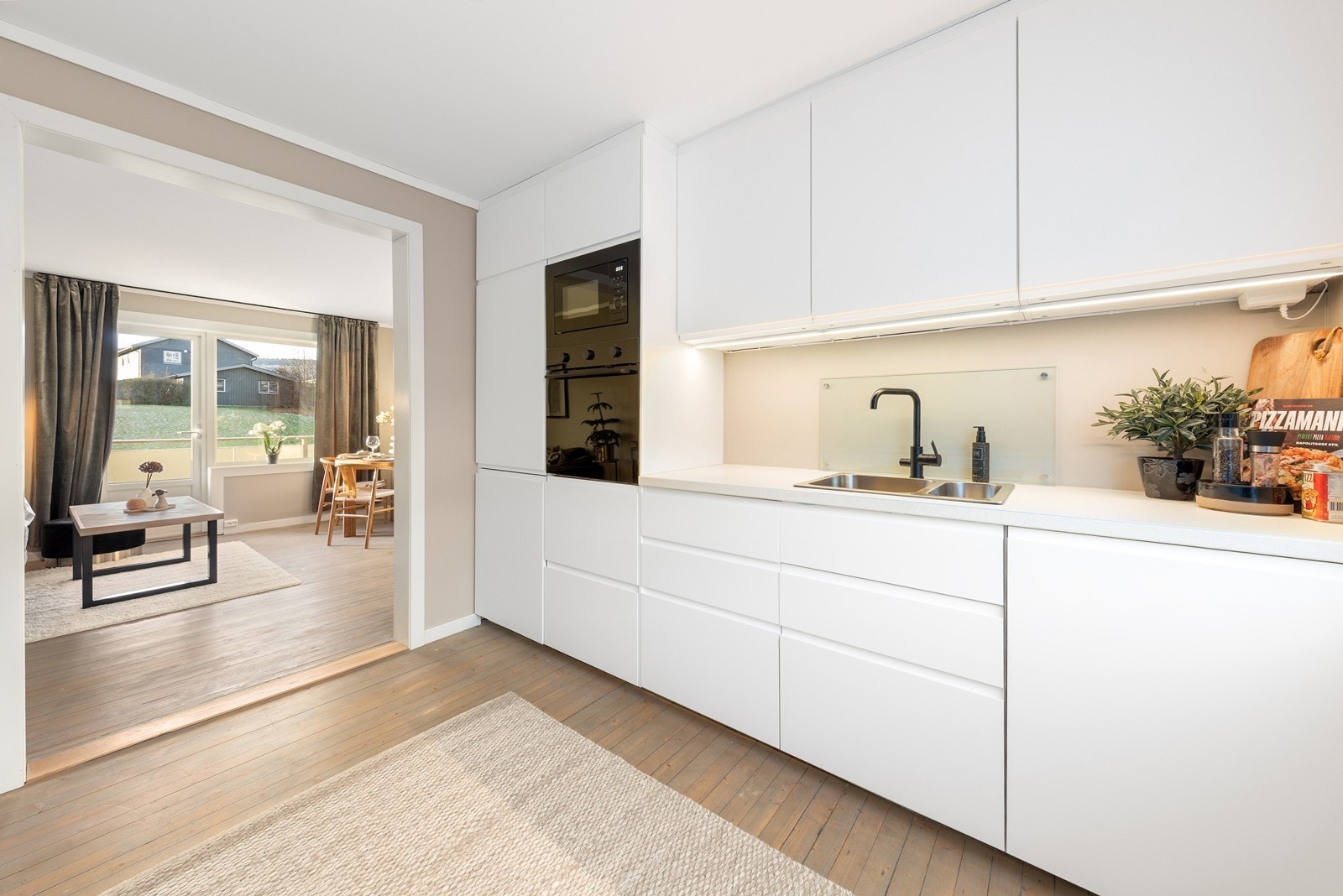 Nyoppusset leilighet med stor terrasse og sol hele dagen - Kjøkken og bad 2025 - Parkering - Sentralt! Galleribilde