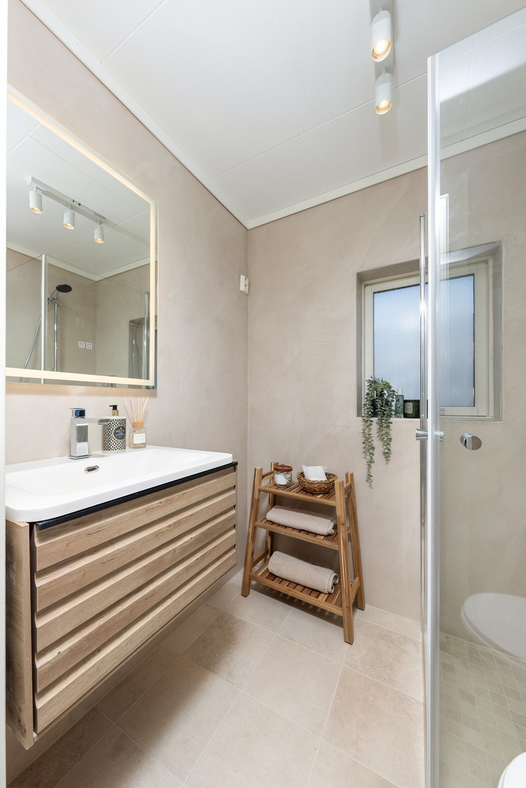 Stilrent og moderne bad med mikrosement på vegger og fliser med varmekabler i gulv. Galleribilde