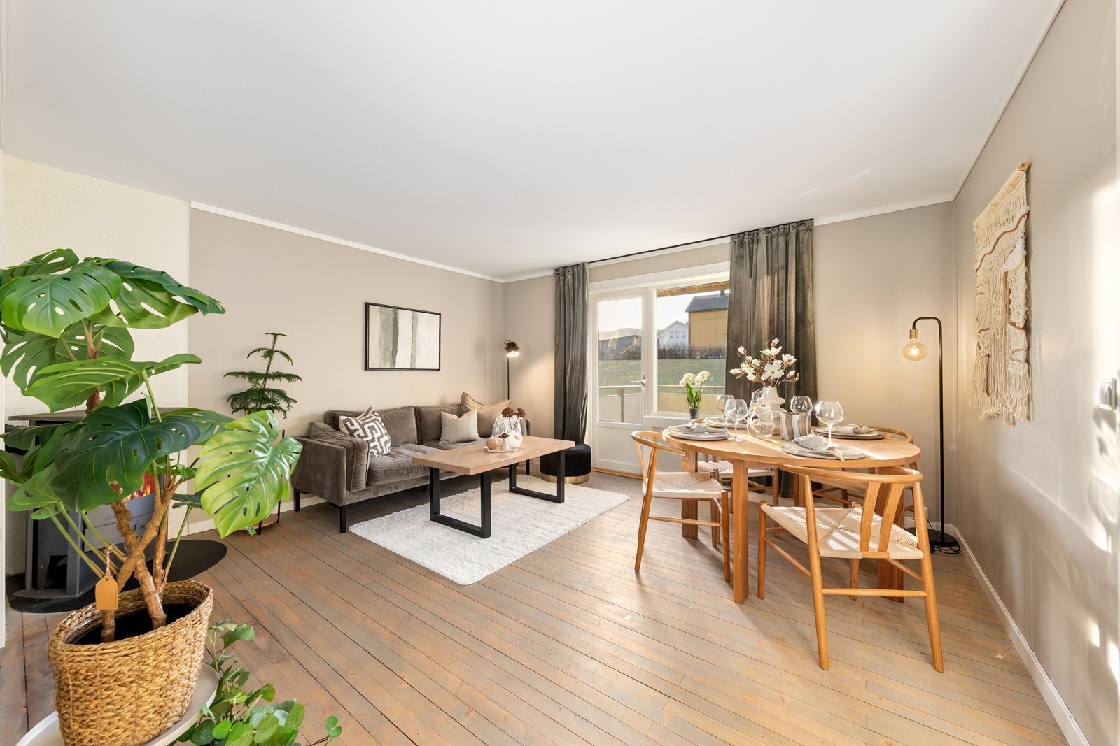 De lyse, slette veggene malt i en moderne og stilren fargetone skaper en harmonisk bakgrunn, mens originalt gul av furu tilfører rommet et originalt preg. Galleribilde