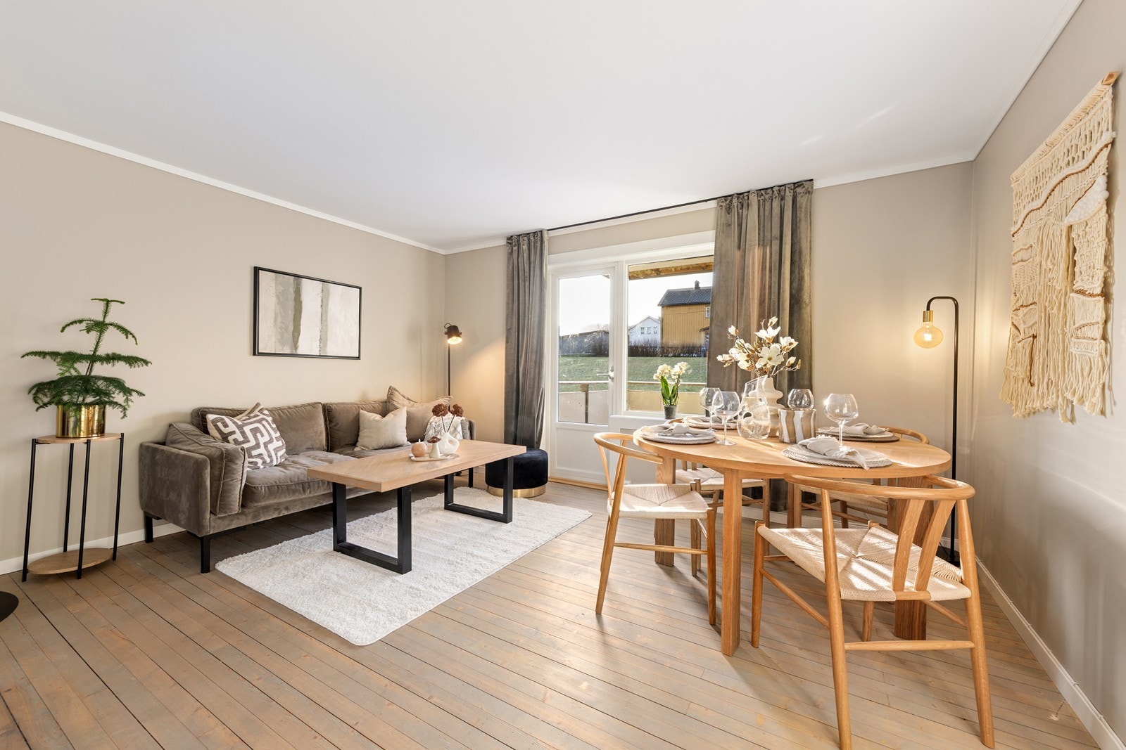 Stuen fremstår som et sofistikert samlingspunkt, der alle overflater er nylig oppusset i 2025. Galleribilde