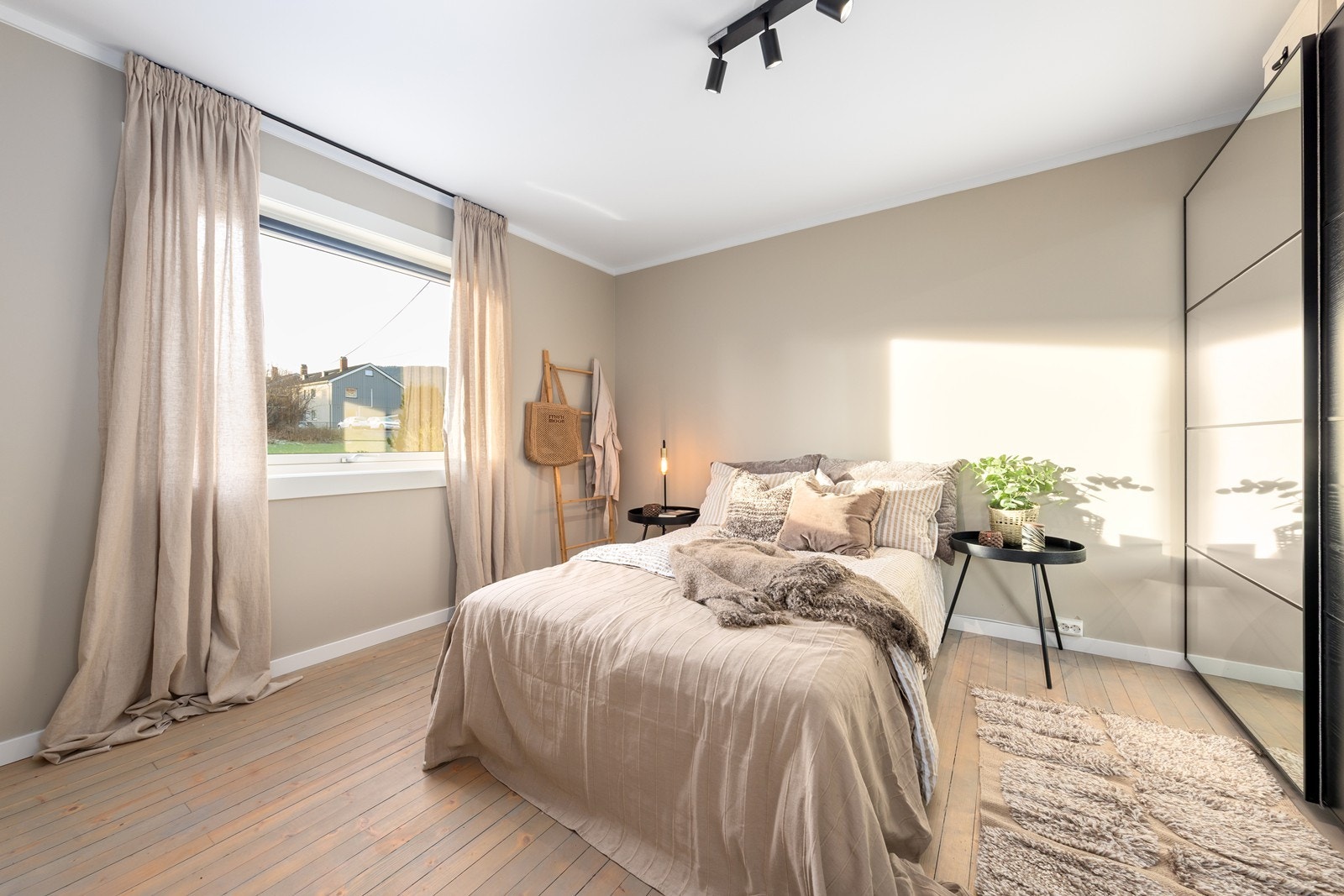 Soverommet er pent innredet og er malt i en trendy fargepalett, som gir rommet en behagelig og lun stemning. Galleribilde