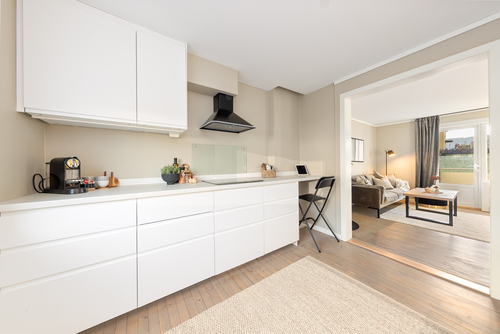 Moderne og tidløs kjøkkeninnredning fra 2025 med hvite slette fronter og benkeplate av laminat. Galleribilde