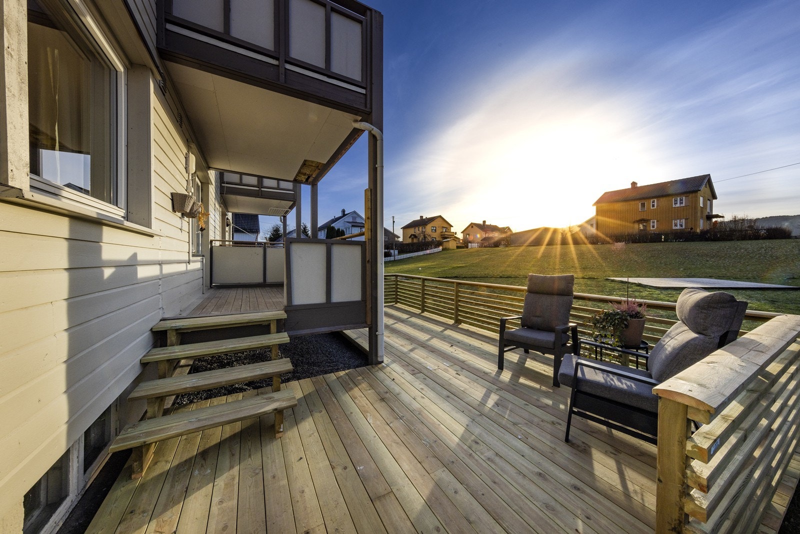 Eiendommen ligger i et barnevennlig og etablert boligområde på Åssiden i Drammen kommune, med kort vei til skoler, barnehager, offentlig kommunikasjon, samt et utvalg av fasiliteter og servicetilbud. Galleribilde